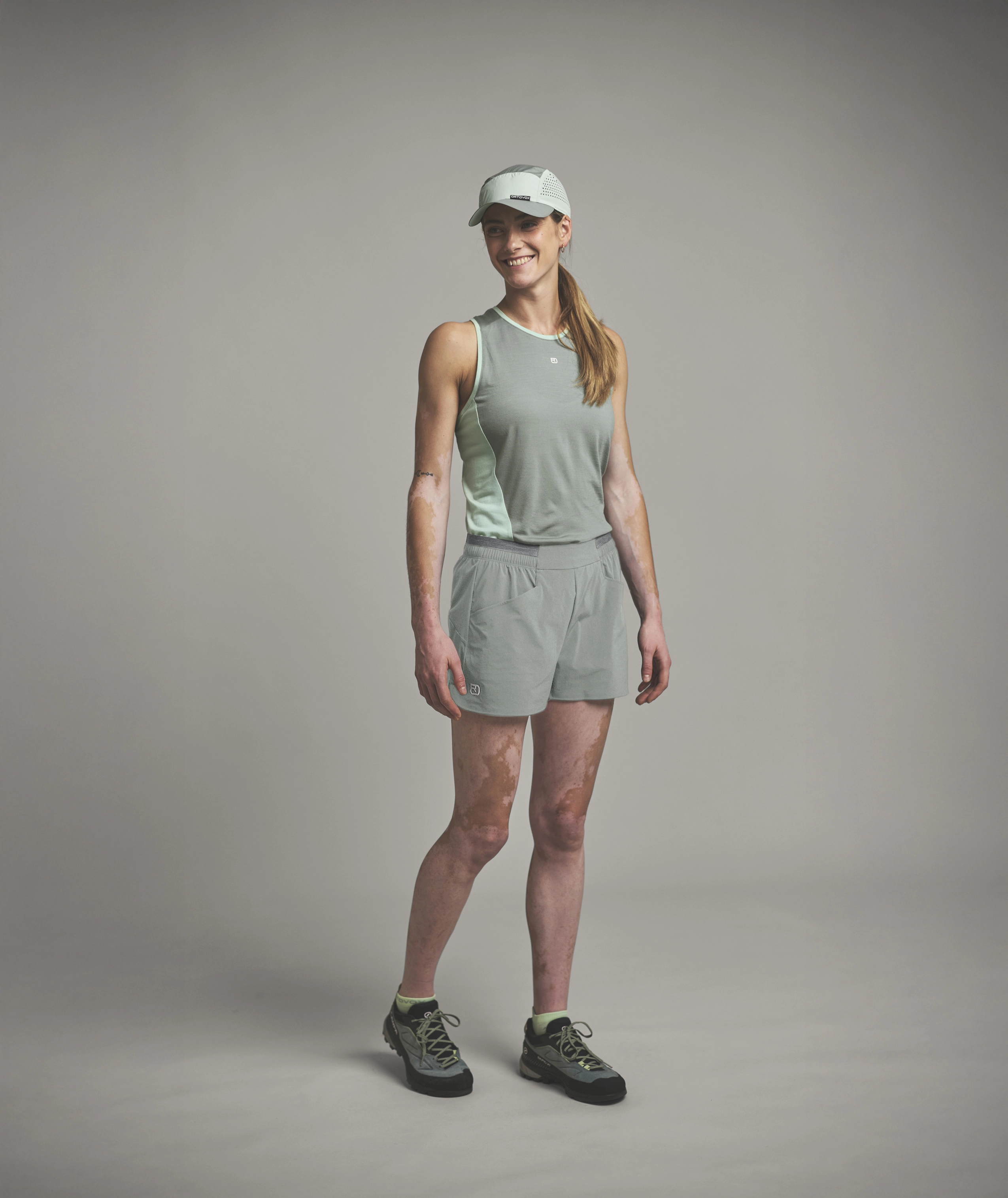 TRACE SHORTS W athletic top, tank top, shorts, cap, sneakers
