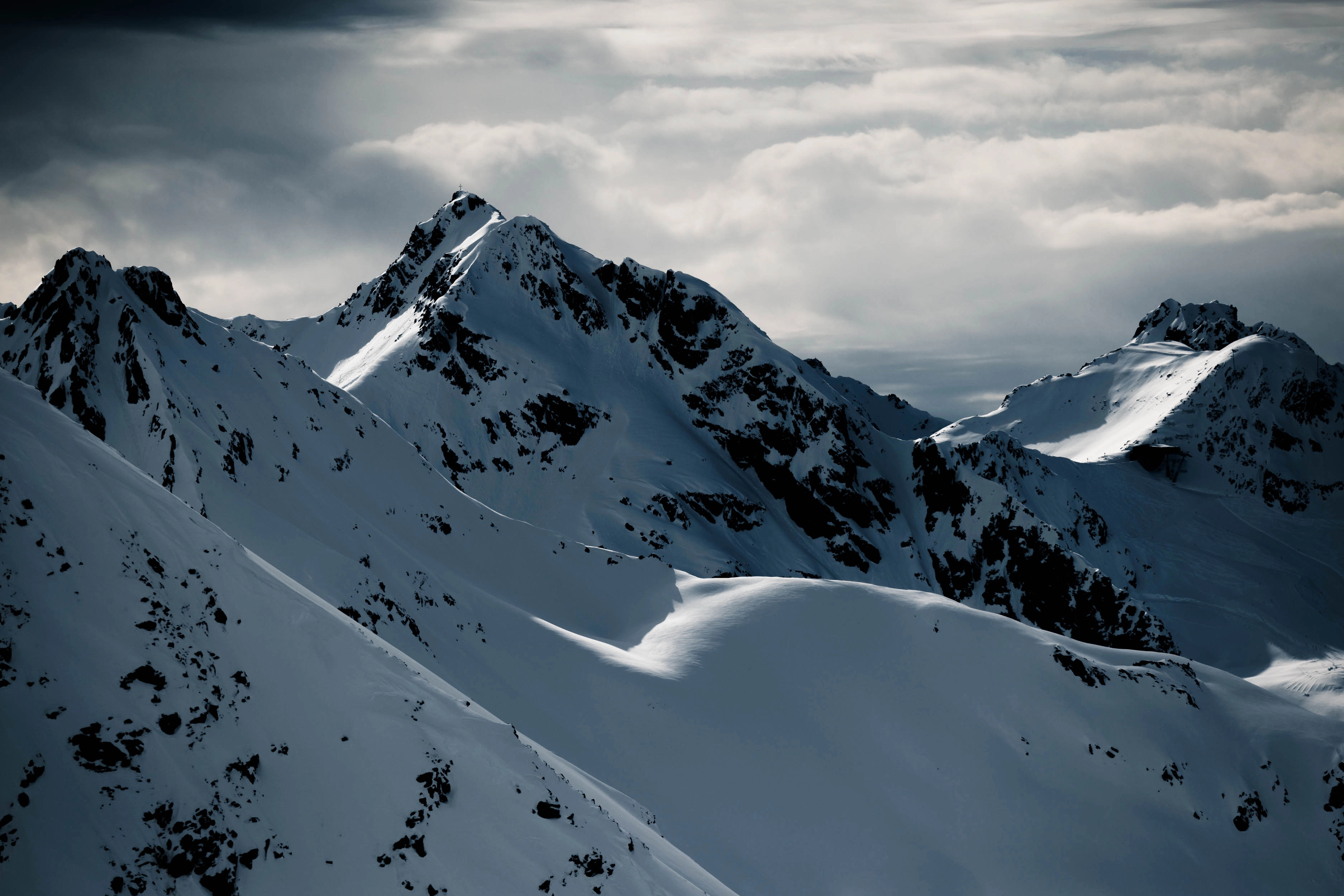 _DB_4915_RAVINE_ALPINE FREERIDE_WS2324_Kaunertal_MaxDraeger_medres mountains, snow, mountain range, glacier, alpine landscape
