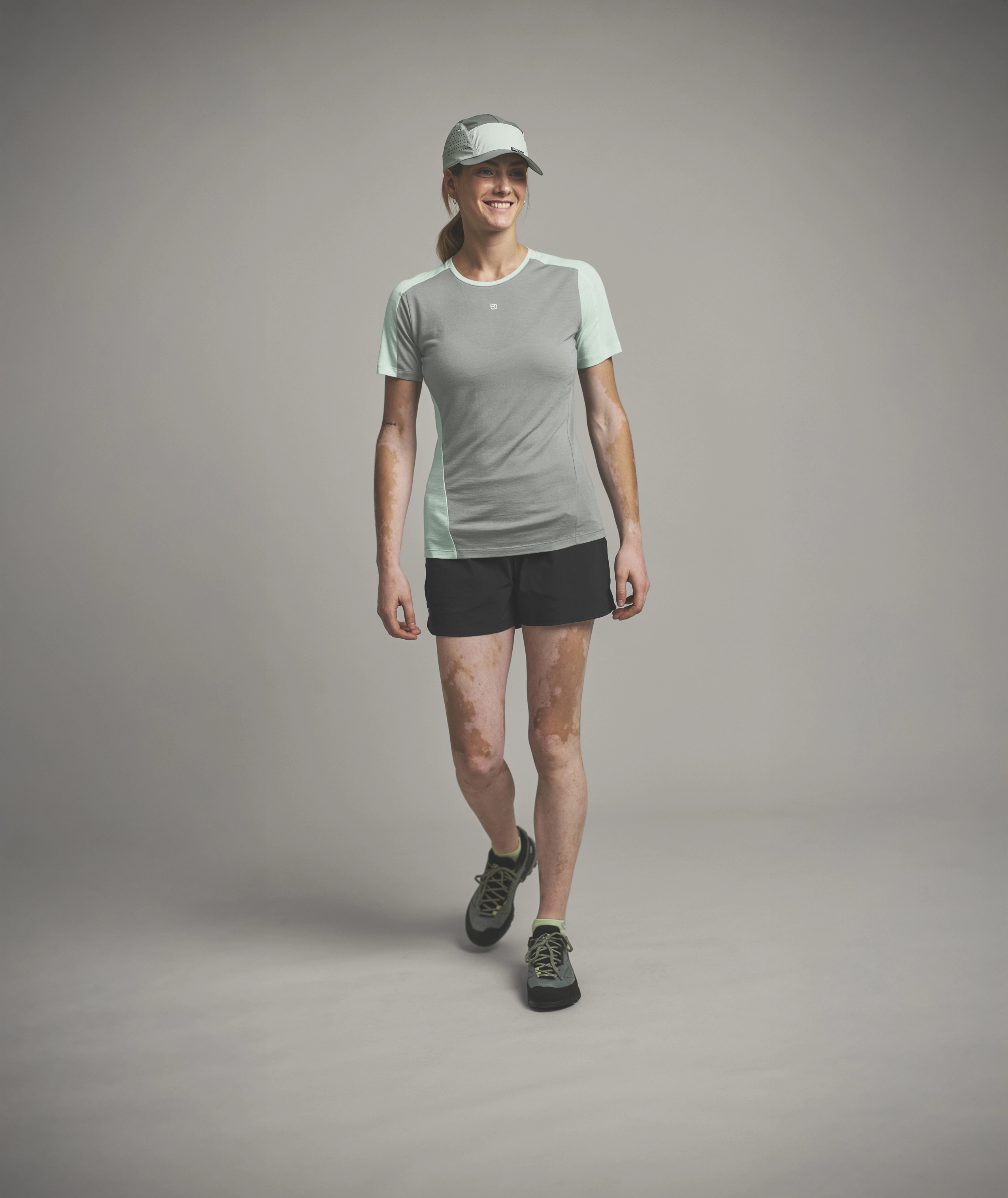 120 COOL TEC FAST UPWARD TS W t-shirt, shorts, cap, athletic, running