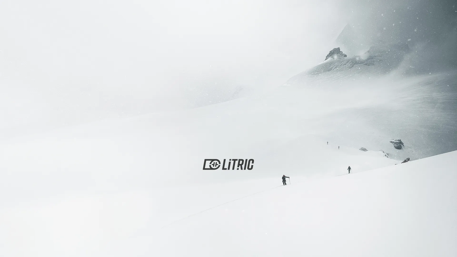 221208_NL_Litric_Rueckruf_Header_1920x1080_KrS_mit_Logo Nature, Outdoors, Person, Piste, Winter