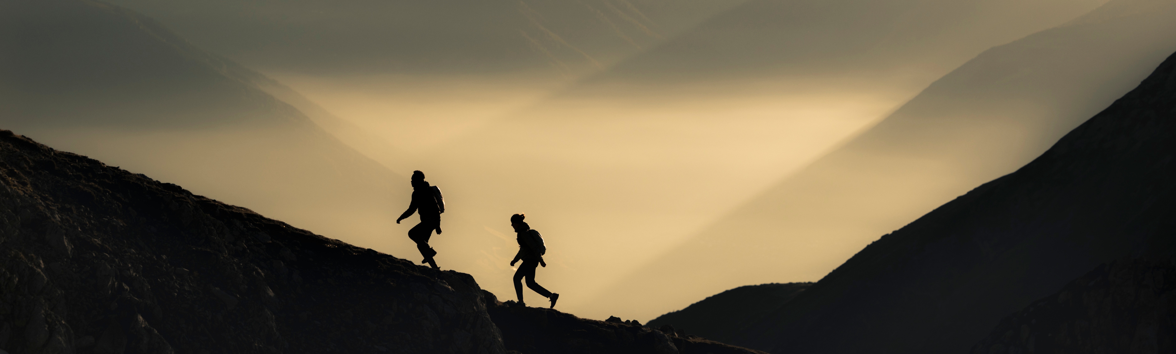 Haendlersuche_S26_5000x1506 hiking, mountains, silhouettes, sunrise, backpack