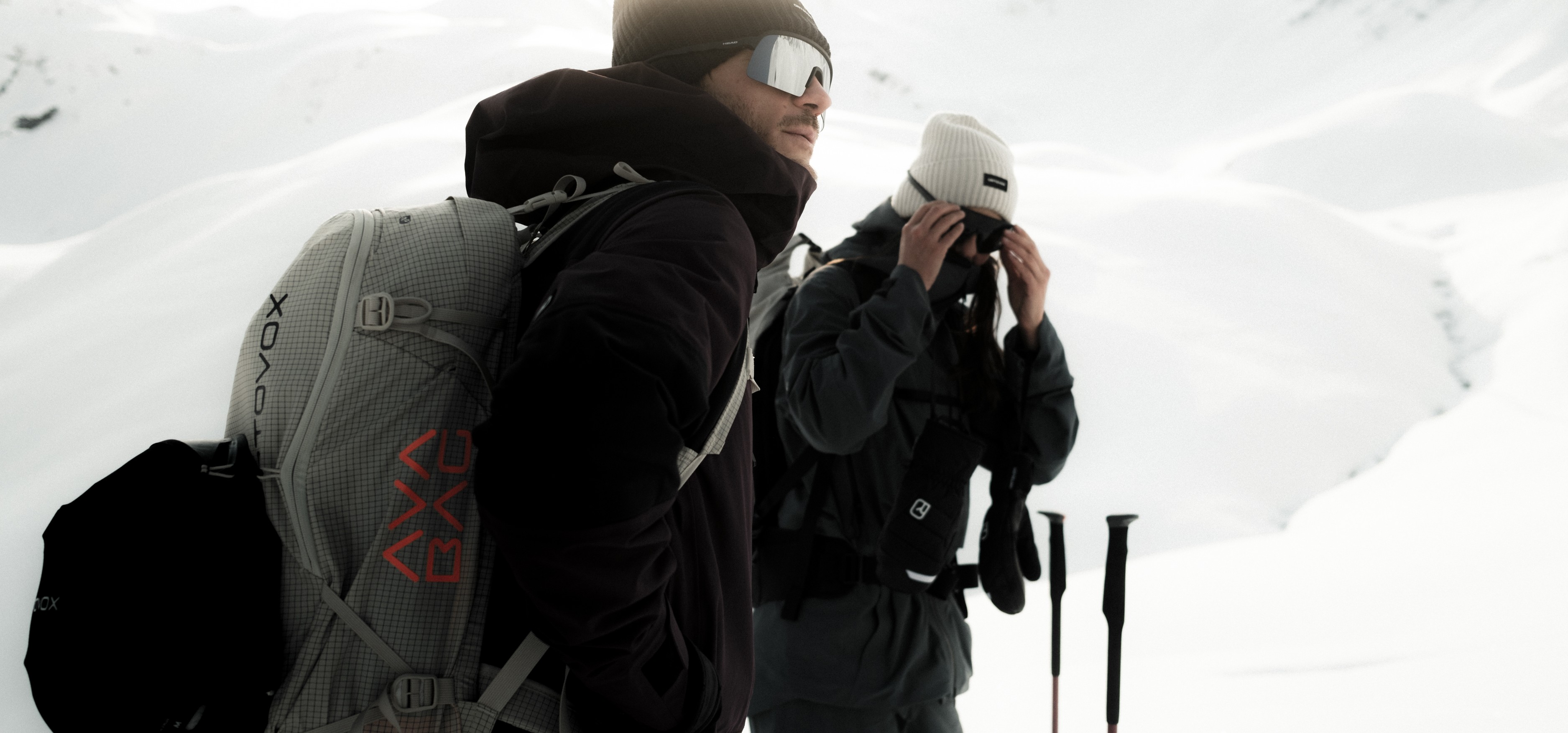 DSF9298_FREERIDE_WS2526_Georgien-Mestia_MaxDraeger_MedRes_1 ski backpack, gray backpack, grid pattern, ski goggles, trekking poles