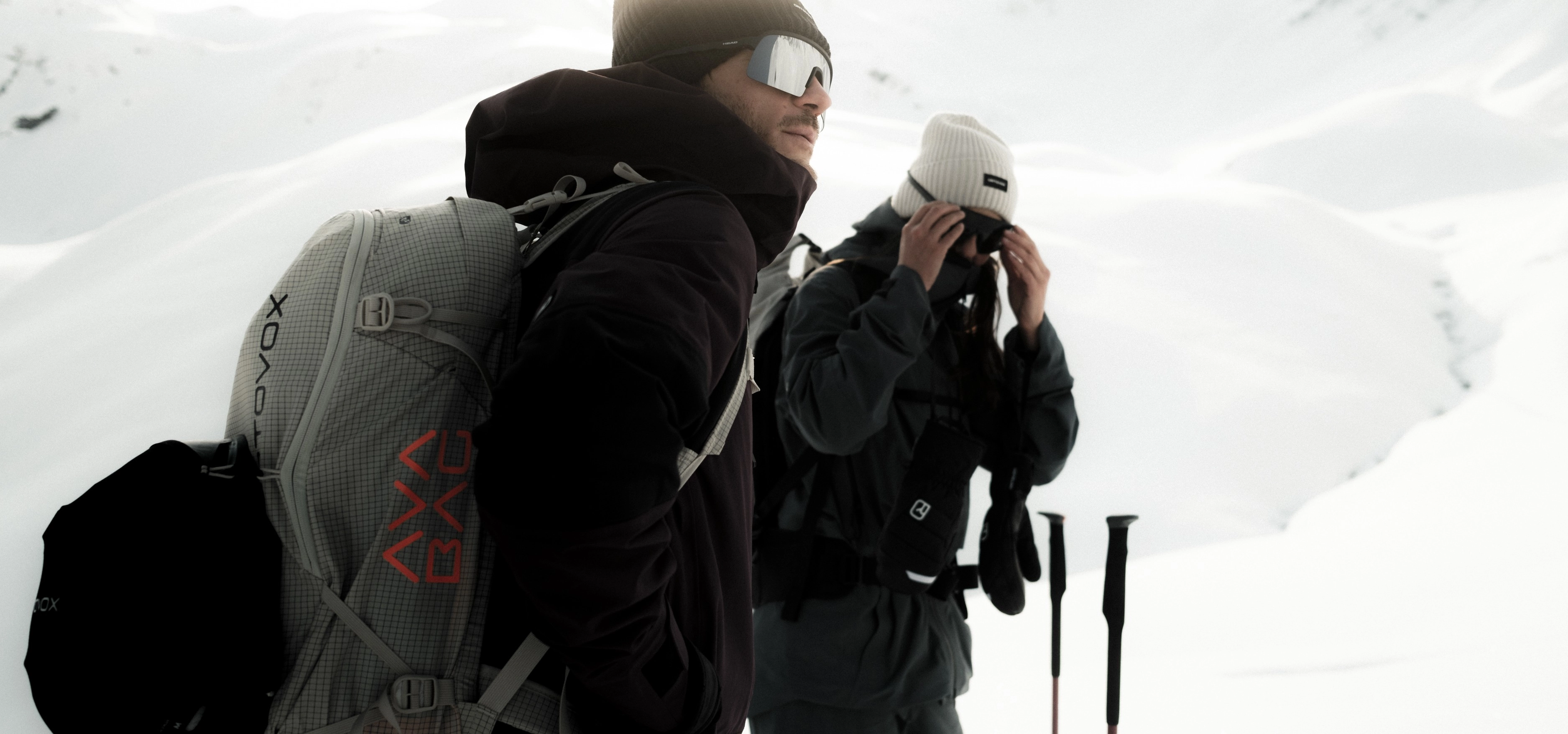DSF9298_FREERIDE_WS2526_Georgien-Mestia_MaxDraeger_MedRes_1 ski backpack, gray backpack, grid pattern, ski goggles, trekking poles