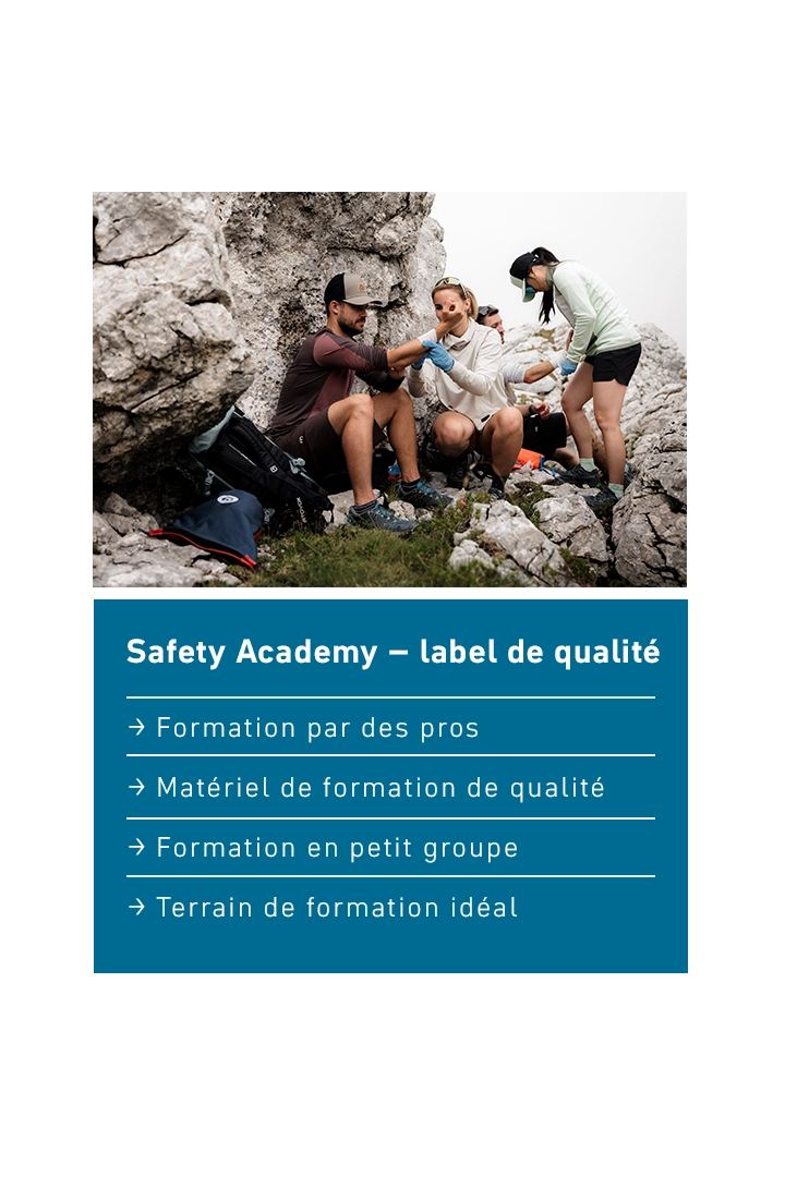 Guetesiegel_AlpineErsteHilfe_FR_Mobile_720x1080 outdoor, group, hiking, rocky terrain, gloves