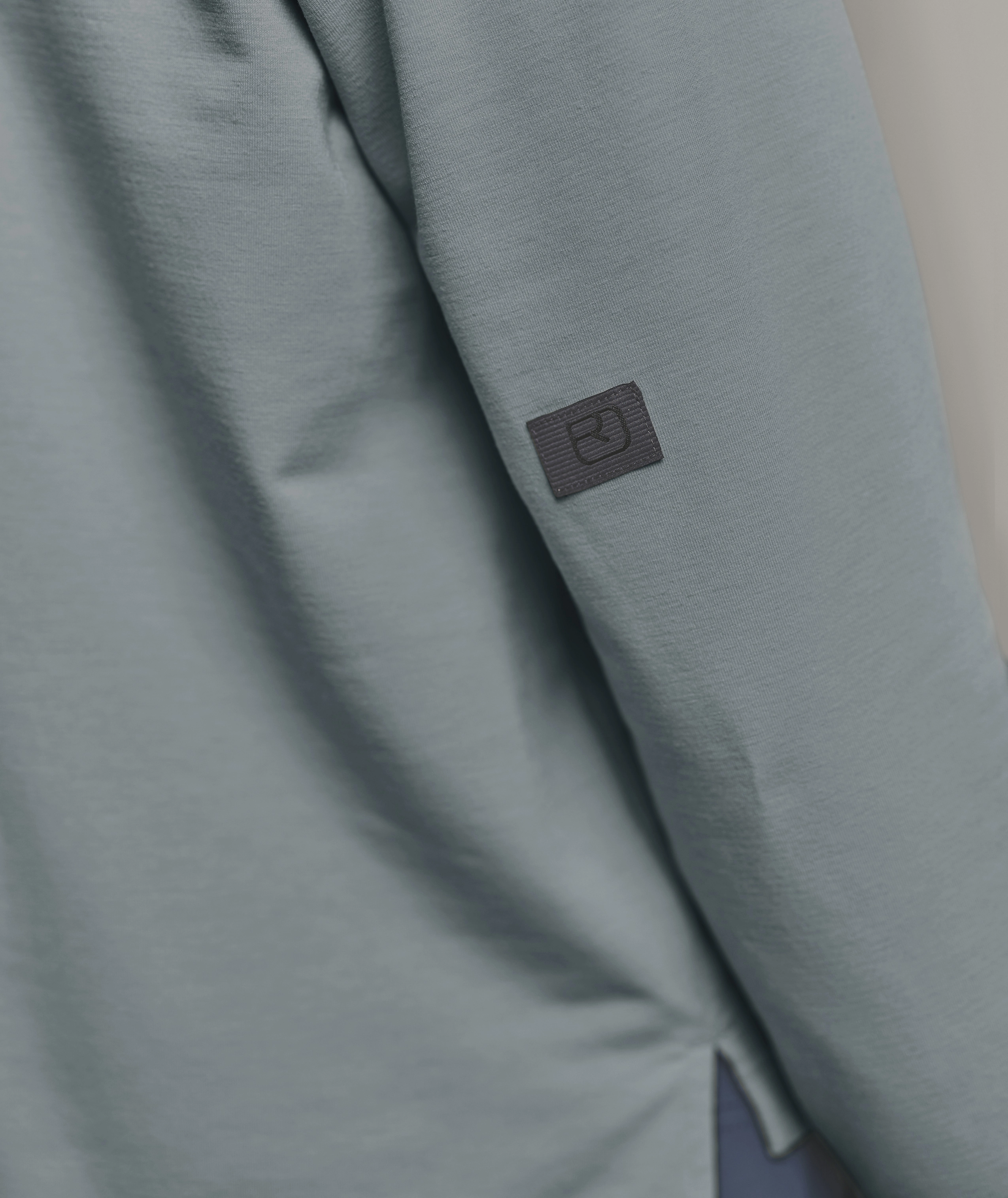 87126-85701-AFFINITY_CREW_NECK_W-D-03.jpg 87126-85701-AFFINITY_CREW_NECK_W-D-03.jpg, long-sleeve, soft-fabric, bluish-gray, patch-label, minimalist