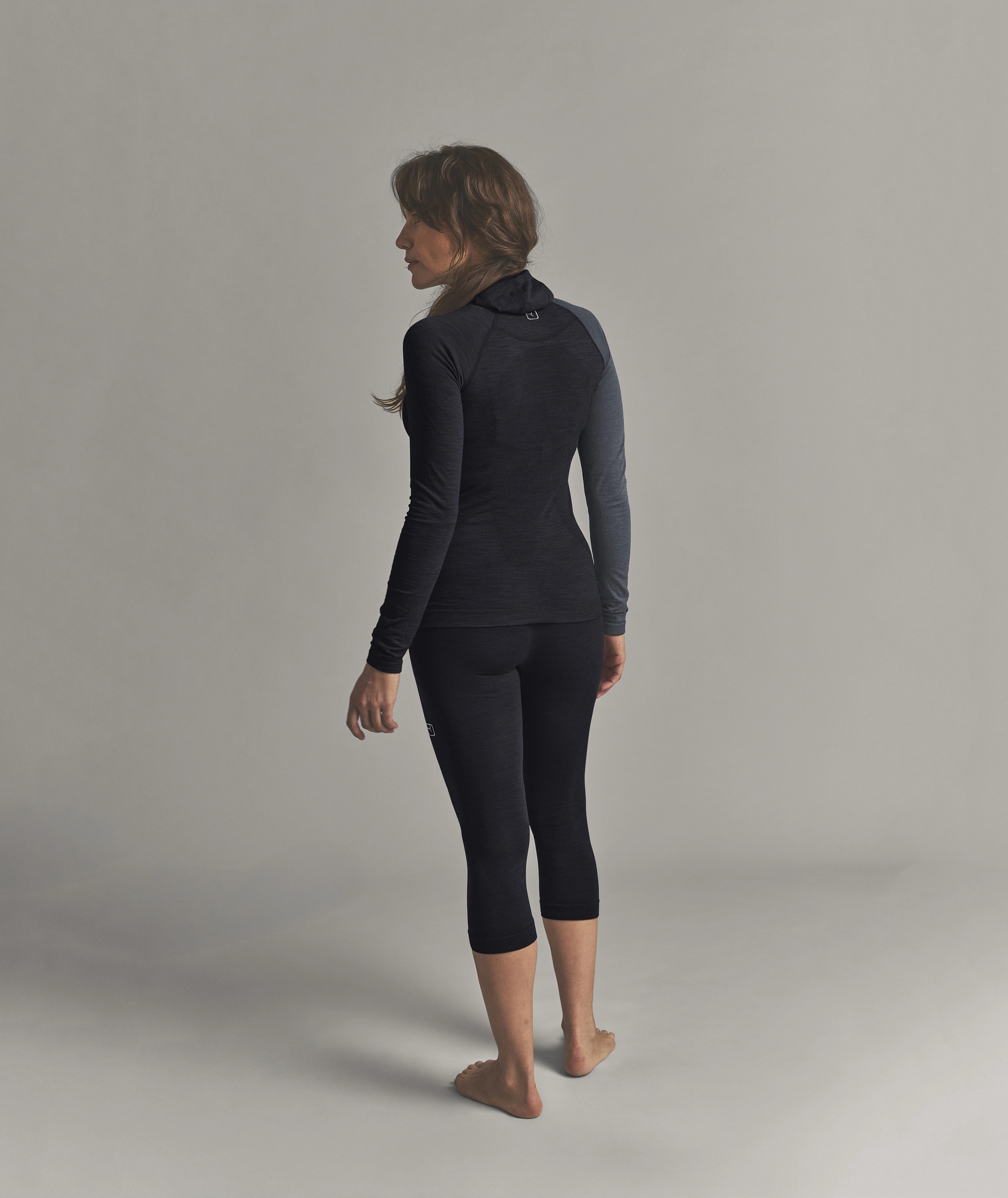 120 COMP LIGHT HOODY W hoodie, long-sleeve, dark, athletic, form-fitting