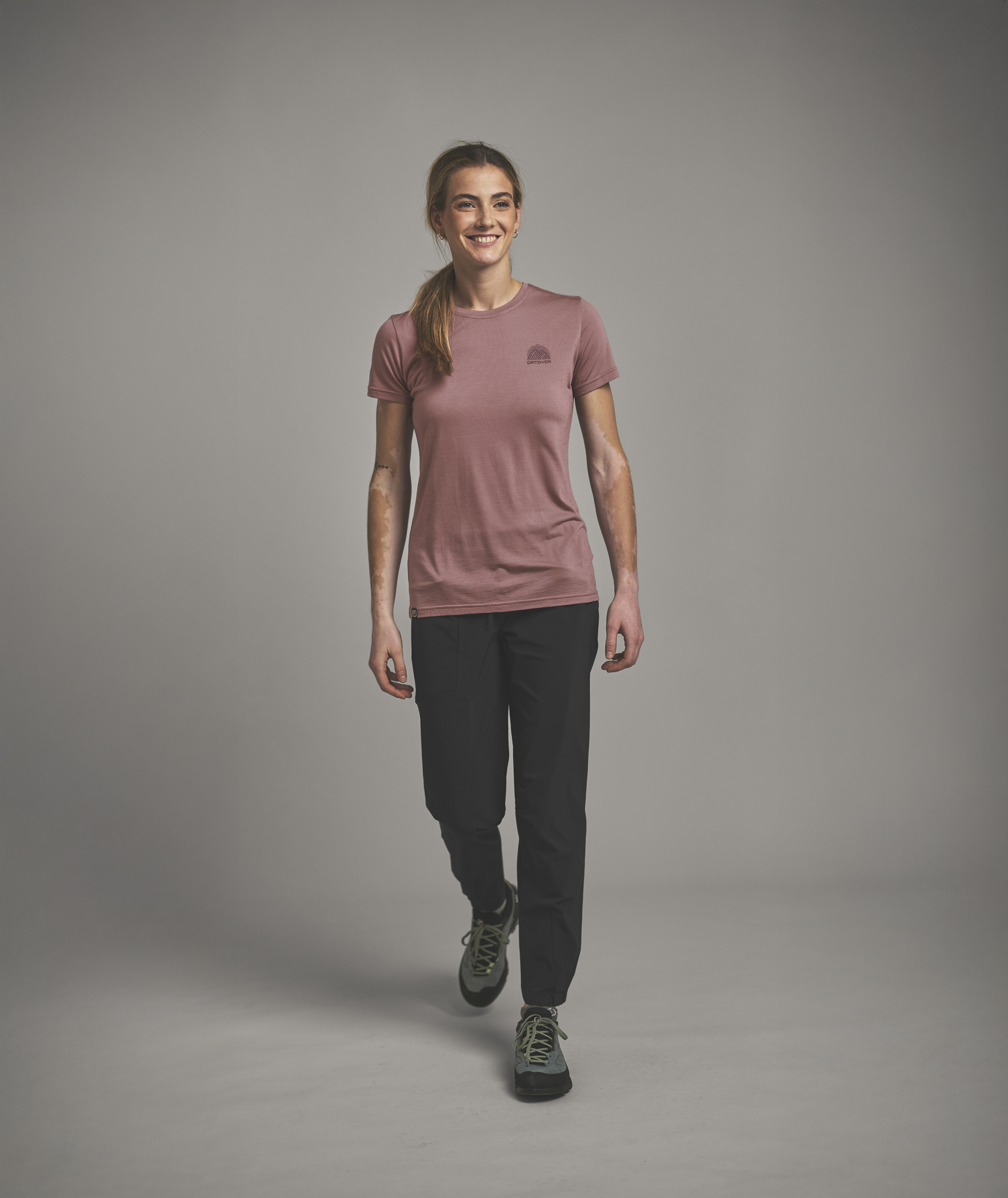 120 COOL TEC MTN STRIPE TS W Clothing, T-Shirt