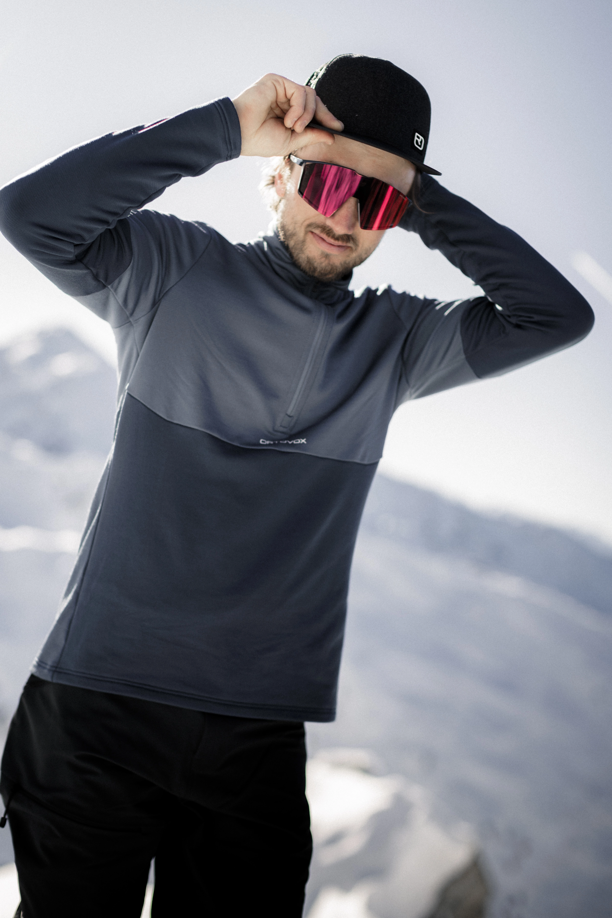DA_7901_SKITOUR_WS2627_Hochfgen_MaxDraeger_MedRes men's athletic top, fleece pullover, long sleeve, gray top, outdoor apparel