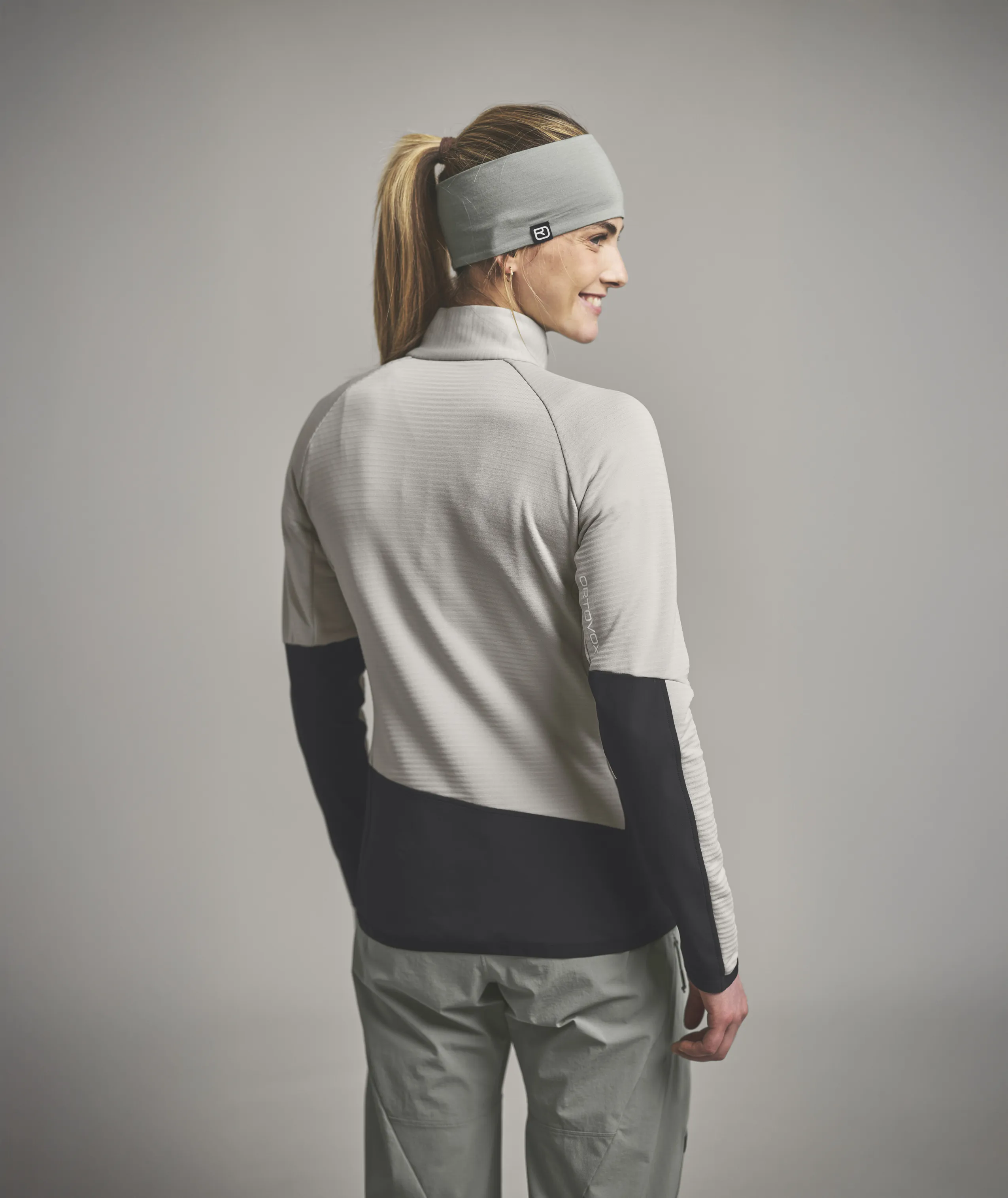 87303-FLEECE_RIB_JACKET_W-D-02.jpg 87303-FLEECE_RIB_JACKET_W-D-02.jpg, headband, long-sleeve top, padded jacket, gray, athletic wear