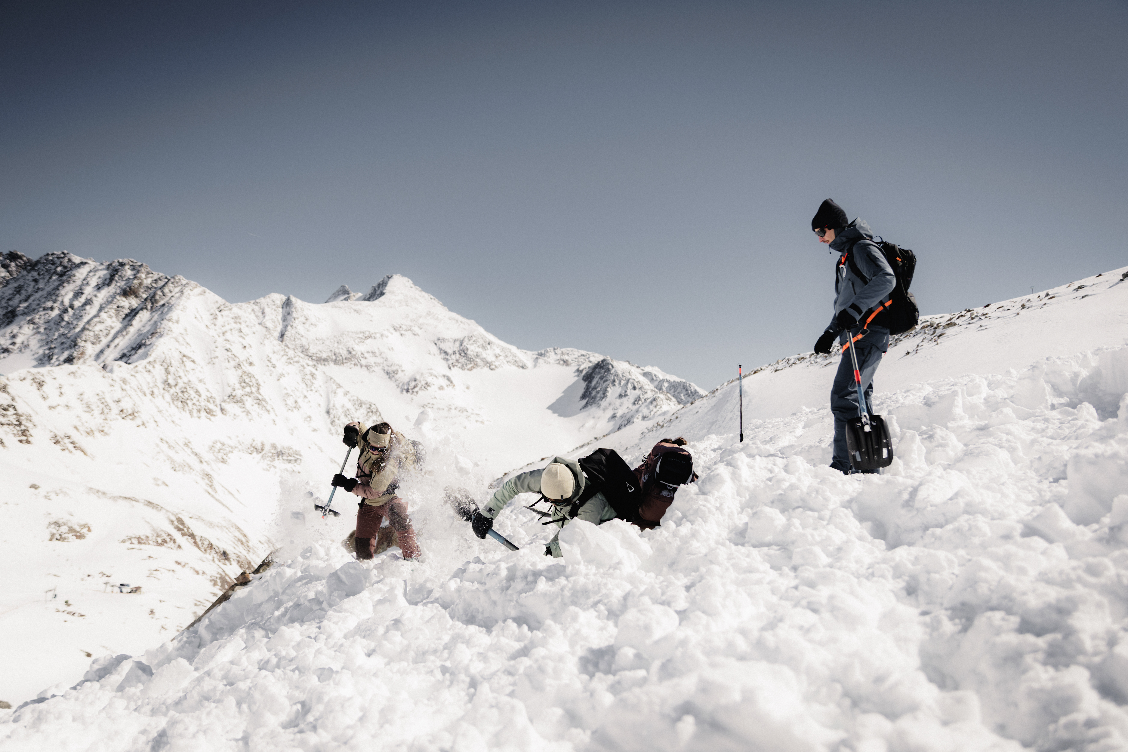 DB_8092_SAFETY SNOW_Stubai_WS2627_MaxDraeger_MedRes snow, mountains, skiing, winter gear, group hike