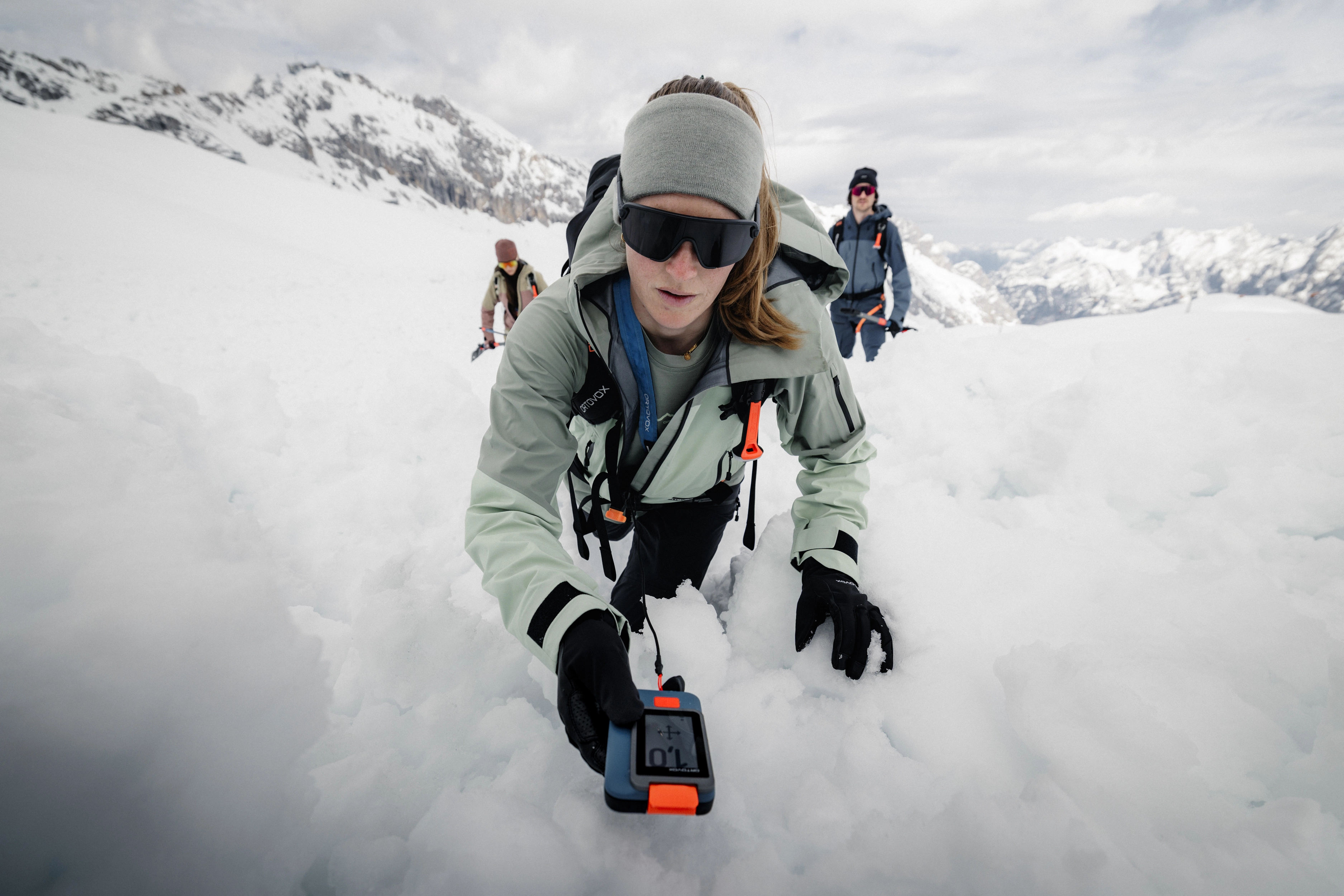 DB_8964_FOCUS_SA SNOW_WS2627_Zugspitze_MaxDraeger_MedRes snow, snowy-mountains, hiking, outdoor-gear, gloves