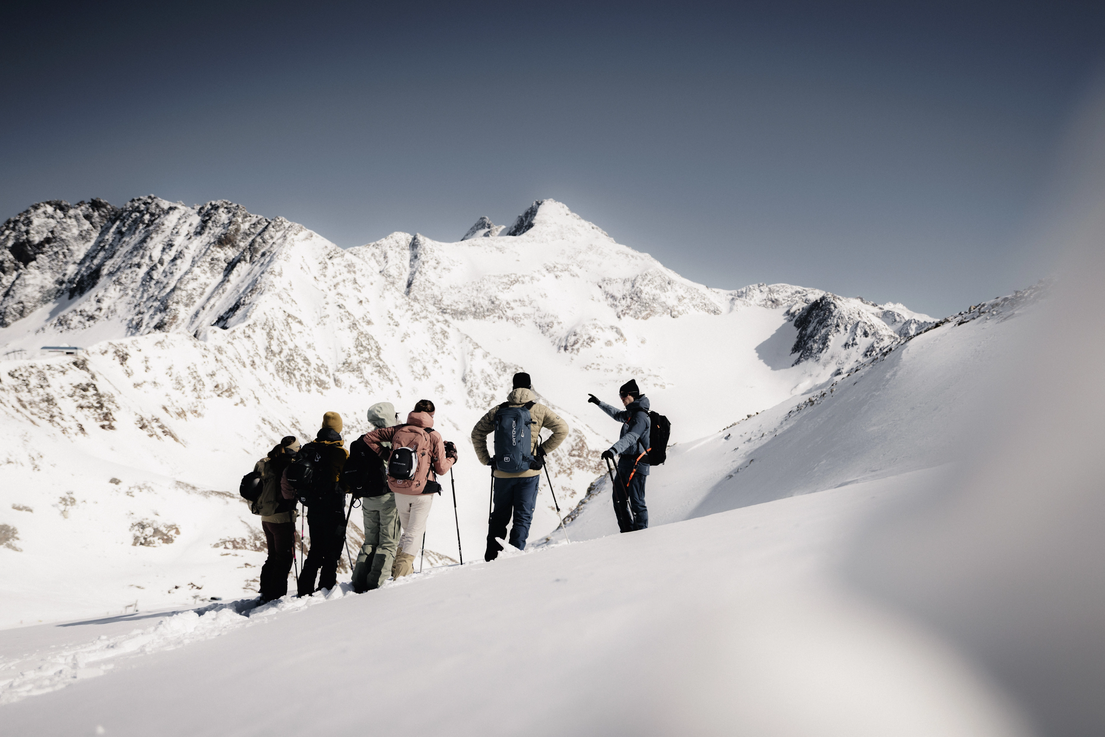 DA_3258_SAFETY SNOW_Stubai_WS2627_MaxDraeger_MedRes mountain, snow, hikers, group, outdoor, skiing, snow, mountains, group, hikers