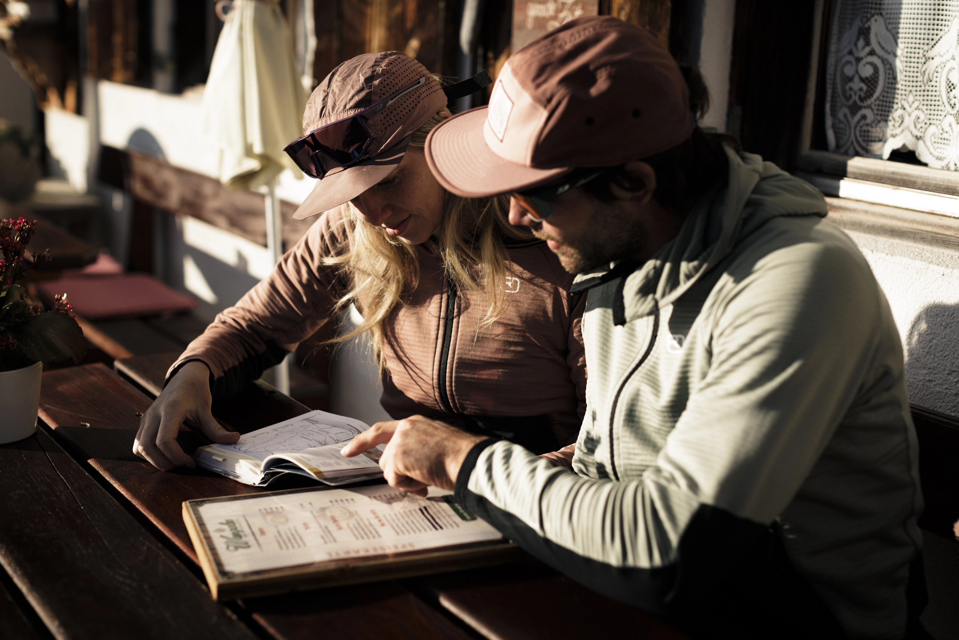 DA_8953_TRAD_SS26_Schsselkar_MaxDraeger_MedRes outdoor, couple, hiking, cap, glasses