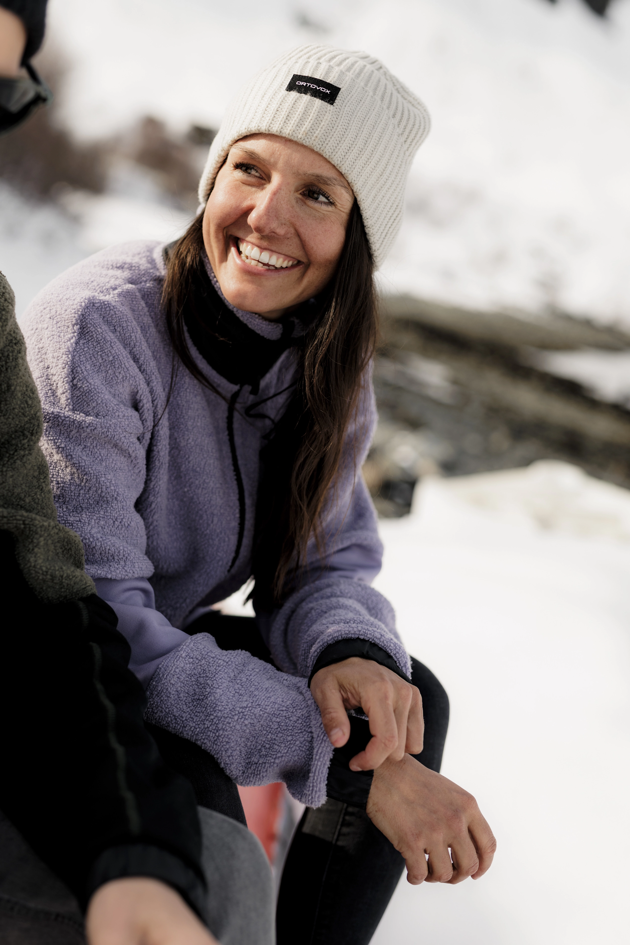 N5A9619_FREERIDE_WS2526_Norwegen_MaxDraeger_MedRes knit hat, beanie, winter hat, white, logo label