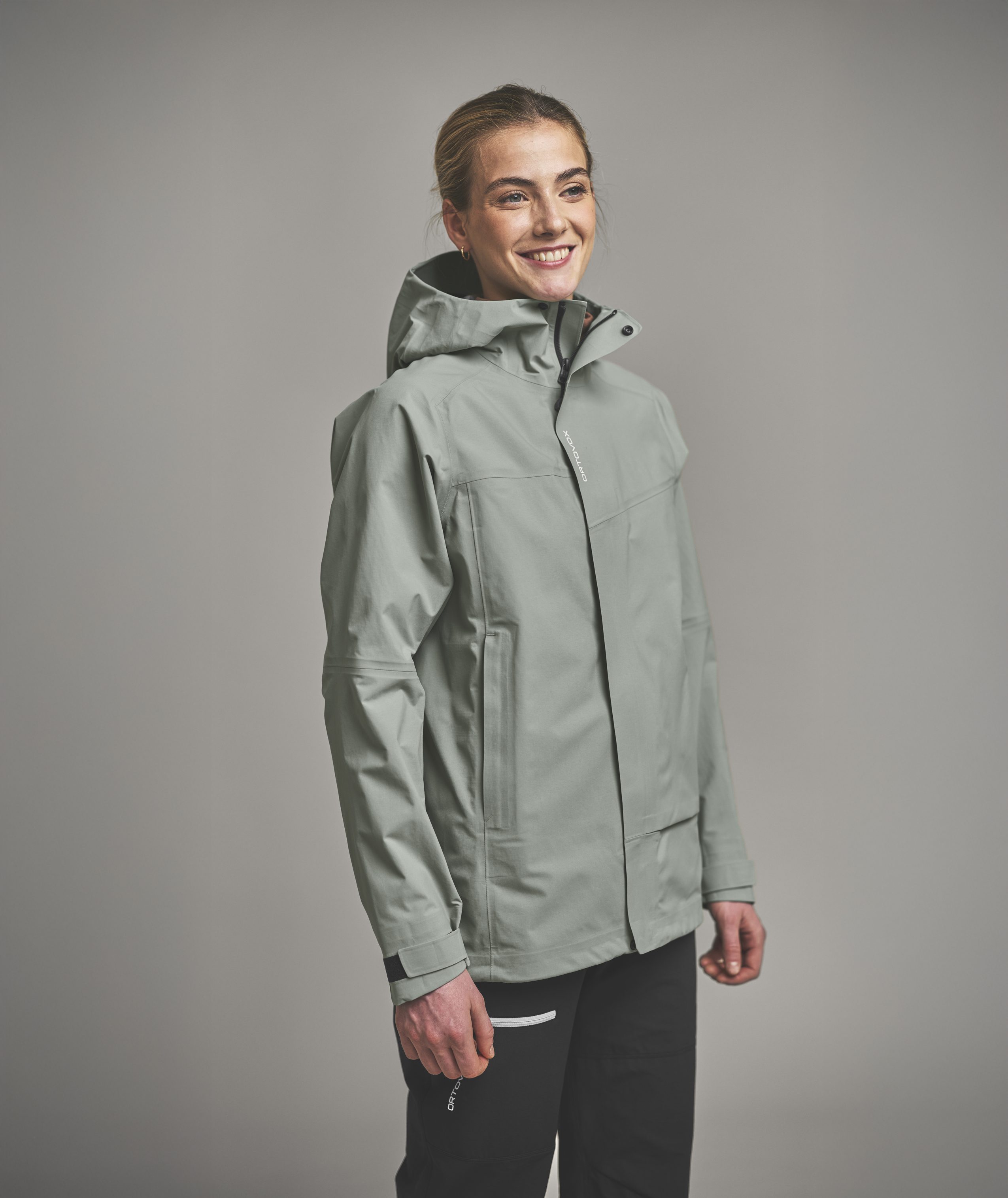 70259-SECEDA_3L_JACKET_W-D-02.jpg 70259-SECEDA_3L_JACKET_W-D-02.jpg, jacket, windbreaker, hooded, light-gray, front-zip