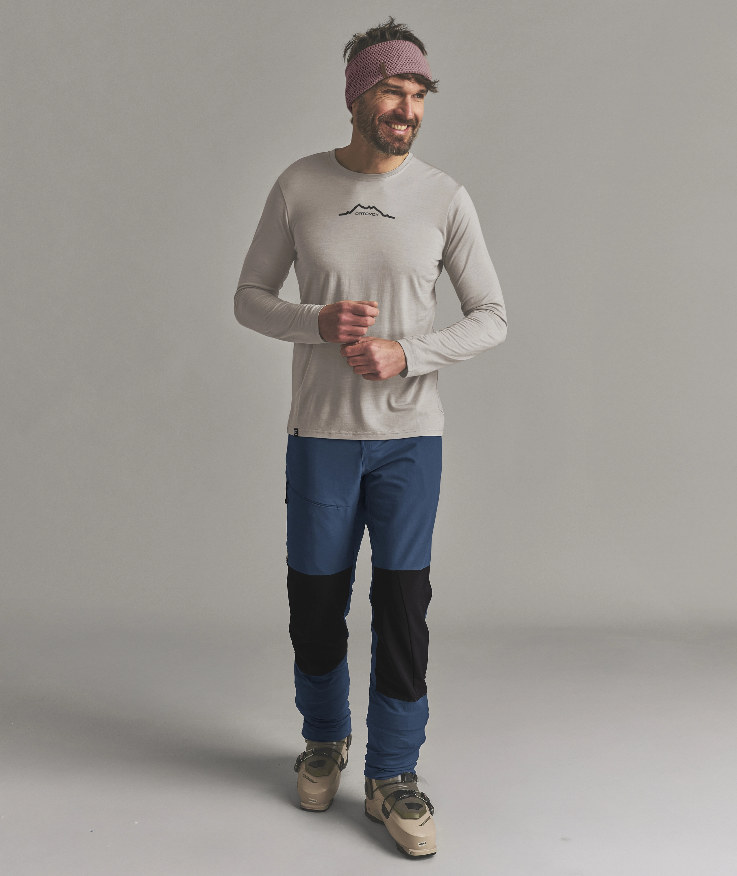 ROCK’N'WOOL HEADBAND long-sleeve shirt, hemline crewneck, mountain logo, blue pants, hiking boots