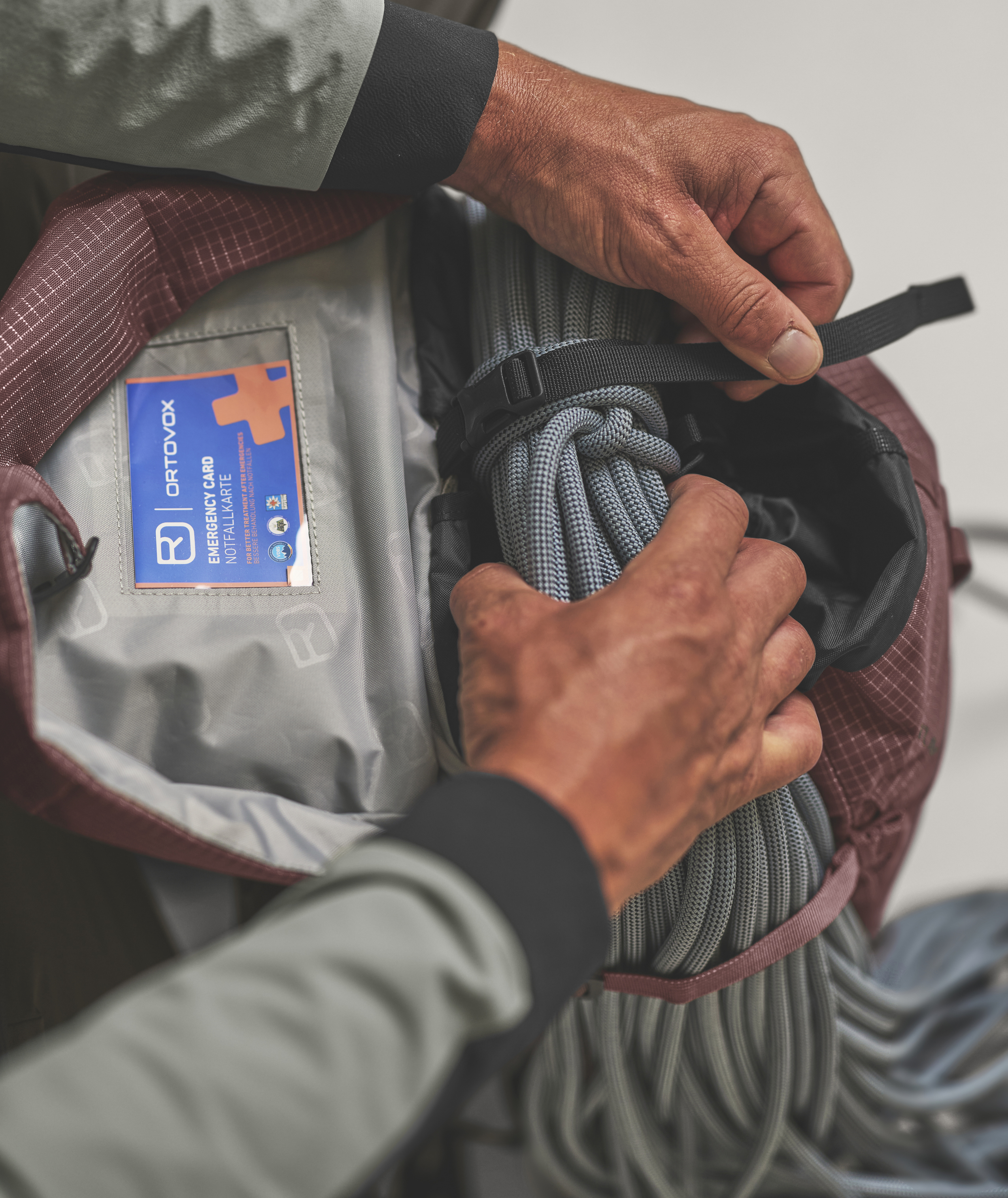 48825-TRAD_28-D-03.jpg 48825-TRAD_28-D-03.jpg, emergency card, notebook card, paracord, rope, bag pocket