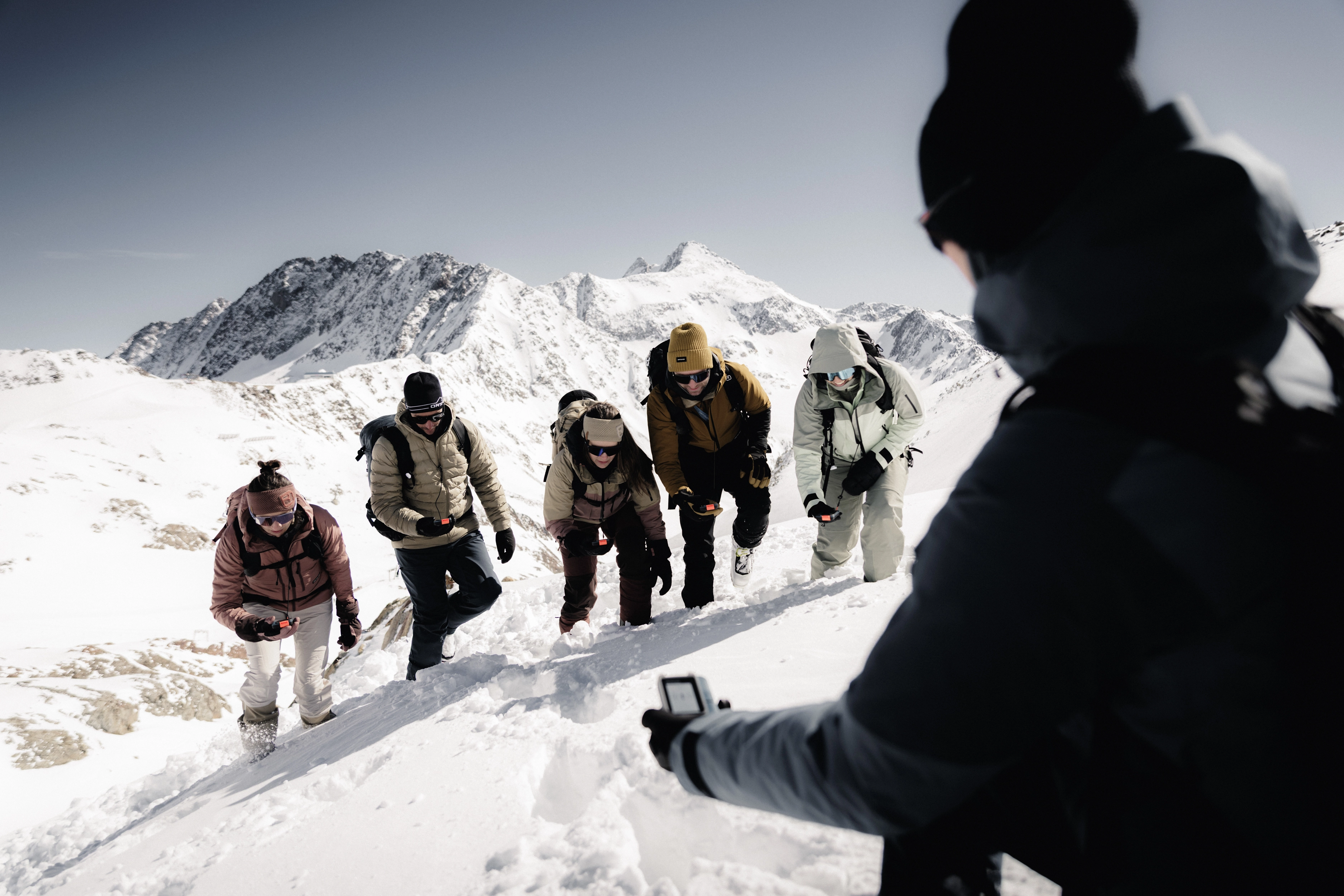 DB_6560_SAFETY SNOW_Stubai_WS2627_MaxDraeger_MedRes snow, mountain, hiking, group, outdoors, snow, mountain, hiking, group, outdoor gear, snow, mountain, hiking, ski-poles, group-activity