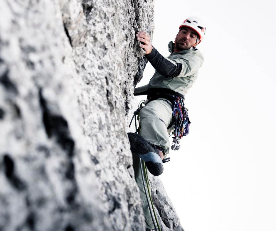 ORTOVOX_Startseite_Teaser_Climbing rock climbing, climber, rope gear, helmet, crag