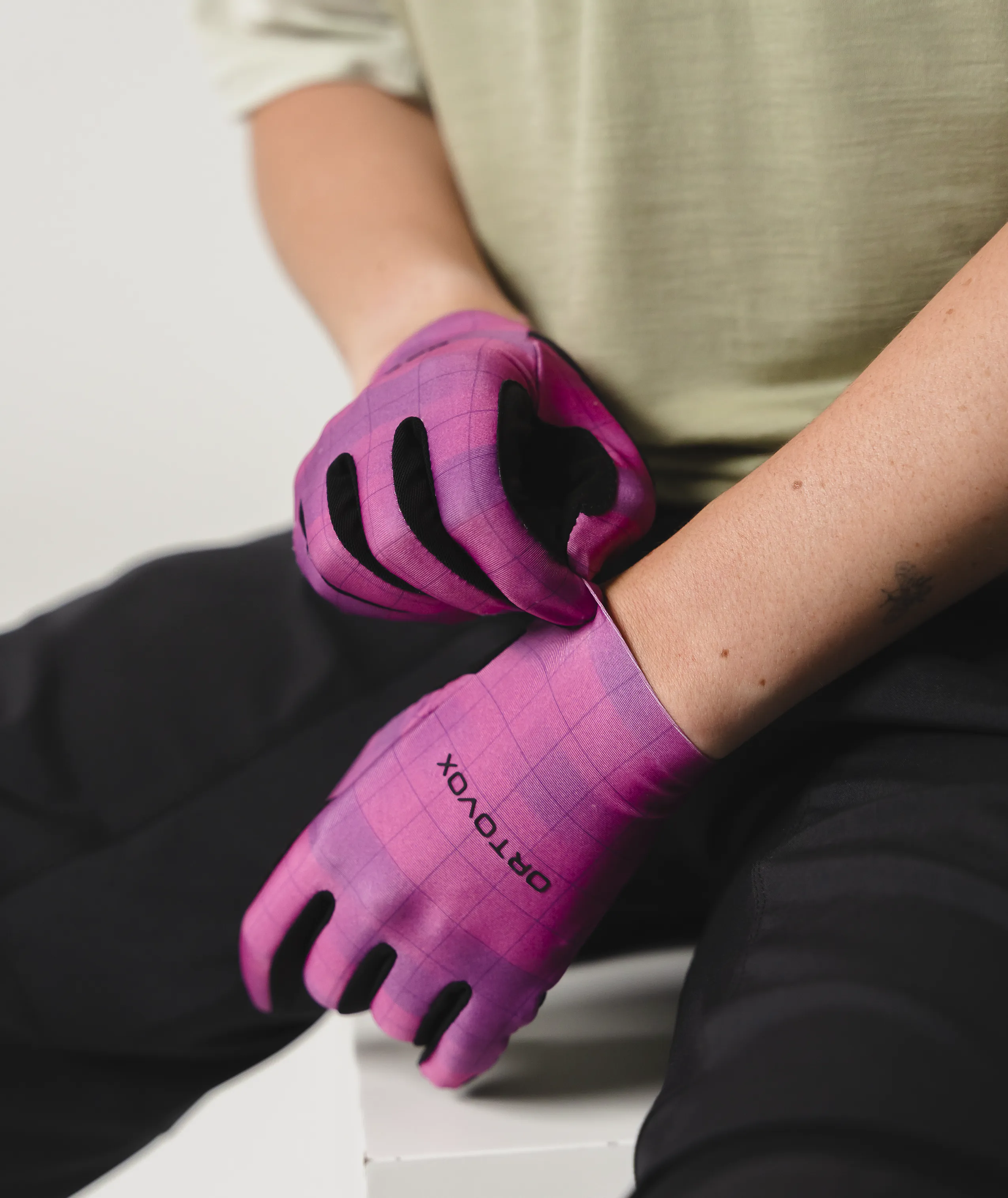 55640-MTB_LIGHT_GLOVE_W-D-01.png