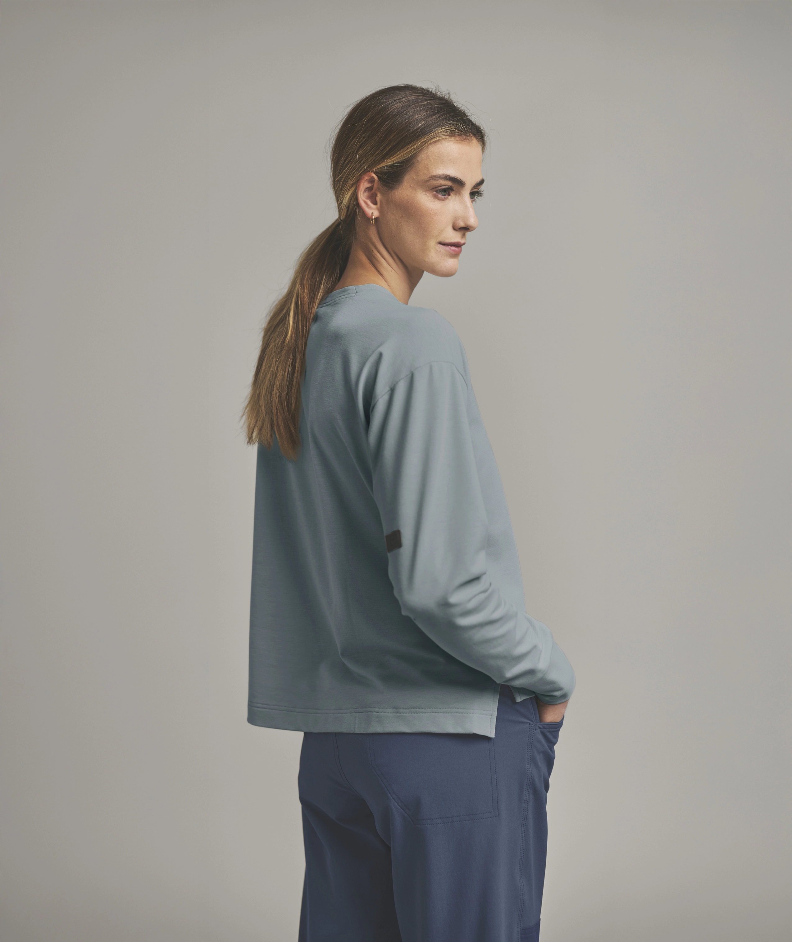 87126-85701-AFFINITY_CREW_NECK_W-D-02.jpg 87126-85701-AFFINITY_CREW_NECK_W-D-02.jpg, longsleeve, blue, top, slim-fit, soft
