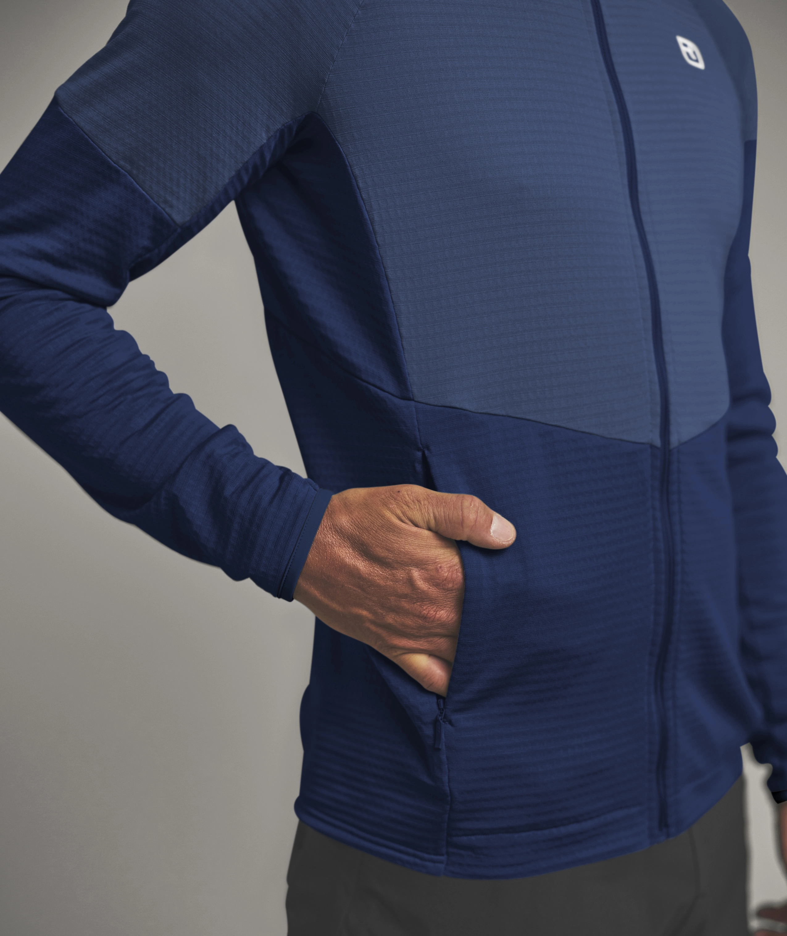 87105-54201-FLEECE_LIGHT_GRID_HOODY_M-D-04.jpg 87105-54201-FLEECE_LIGHT_GRID_HOODY_M-D-04.jpg, jacket, zipper, pocket, blue, midweight