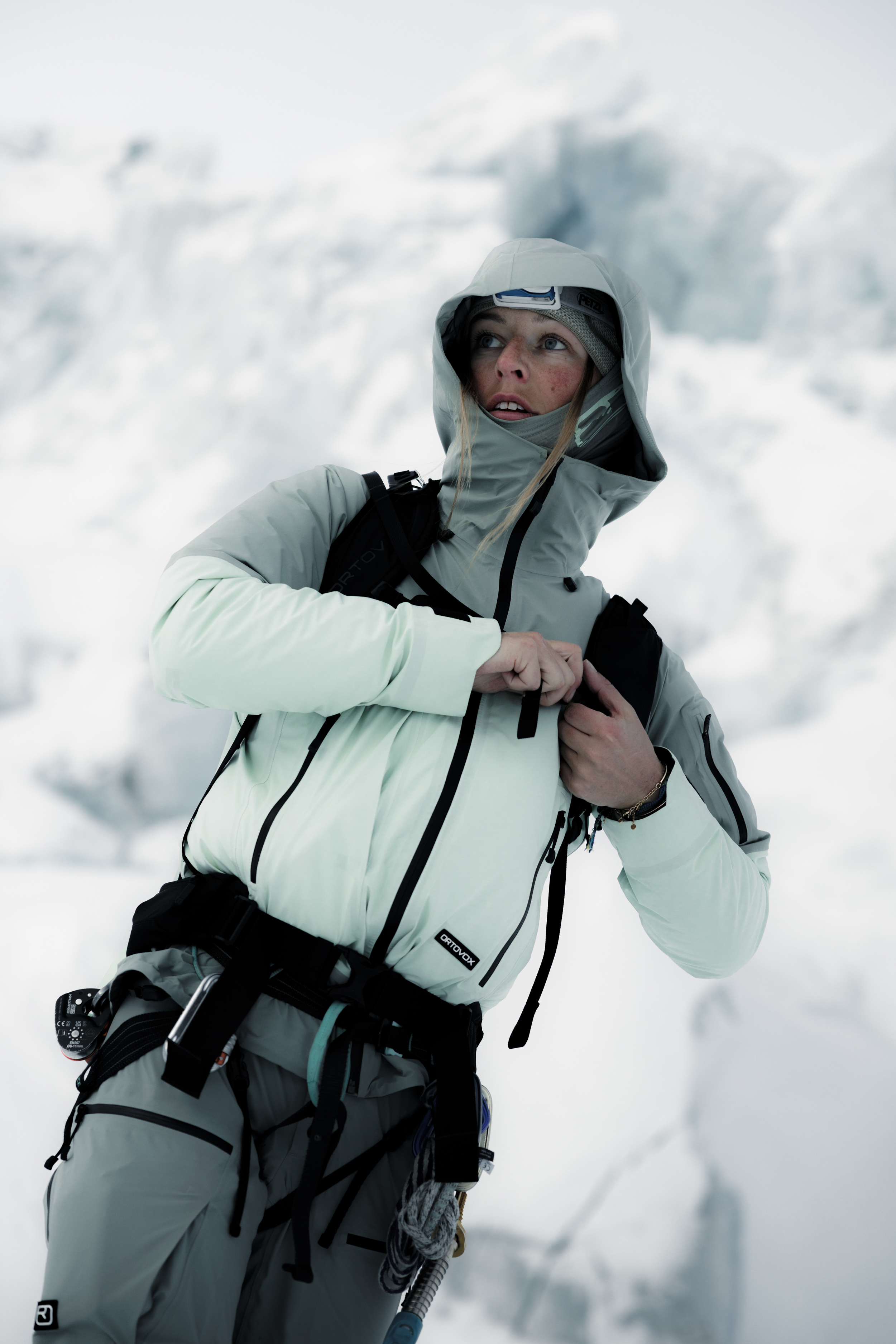 DB_8961_SKITOUR_WS2627_Charmonix_MaxDraeger_MedRes snowboarder, mountaineering, ski jacket, hiking pants, ice climbing gear