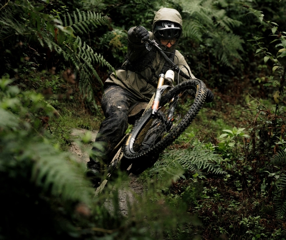 ORTOVOX_Header_Bike_w2627_Mobile mountain bike, full-face helmet, off-road, muddy, forest trail