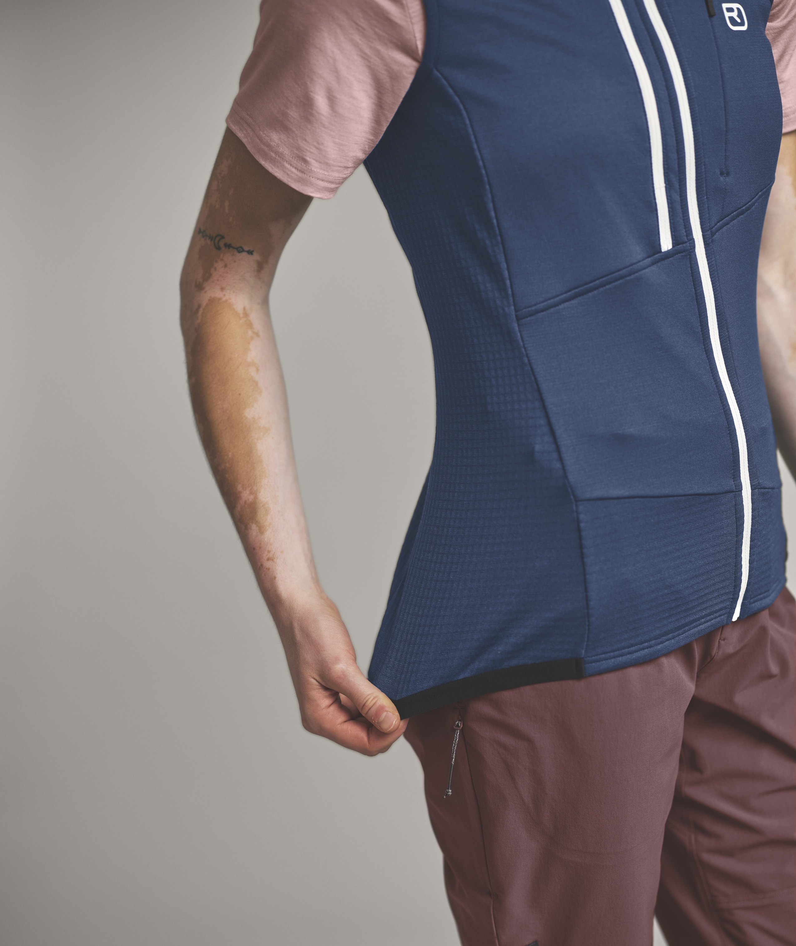 87206-FLEECE_GRID_VEST_W-D-02.jpg, vest, zipper, padded, blue, short-sleeve