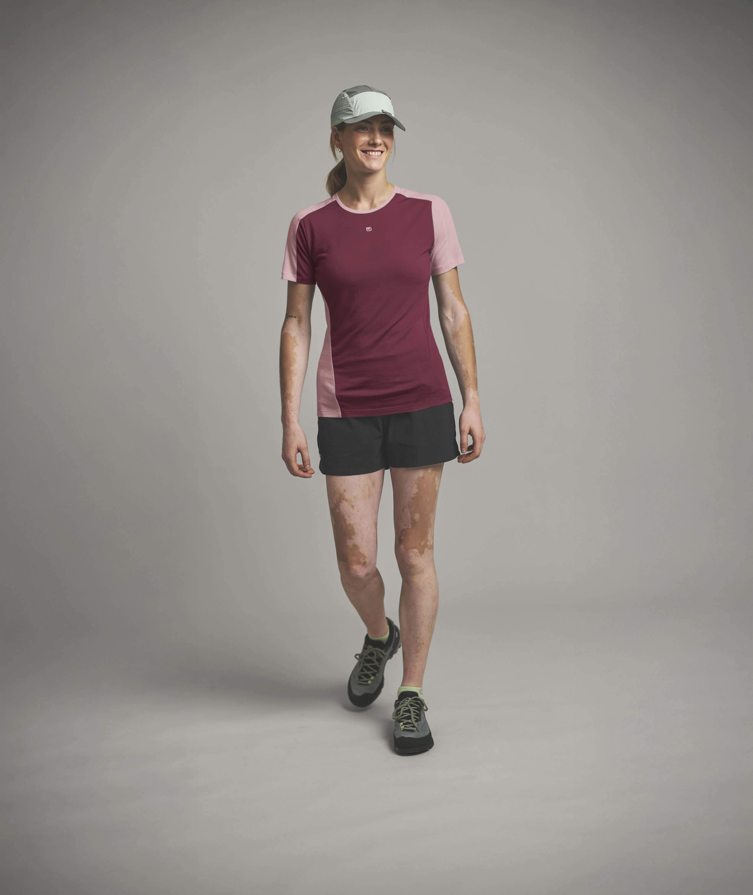 88068-36201-120_COOL_TEC_FAST_UPWARD_TS_W-D-01.jpg 88068-36201-120_COOL_TEC_FAST_UPWARD_TS_W-D-01.jpg, t-shirt, shorts, cap, athletic, runner