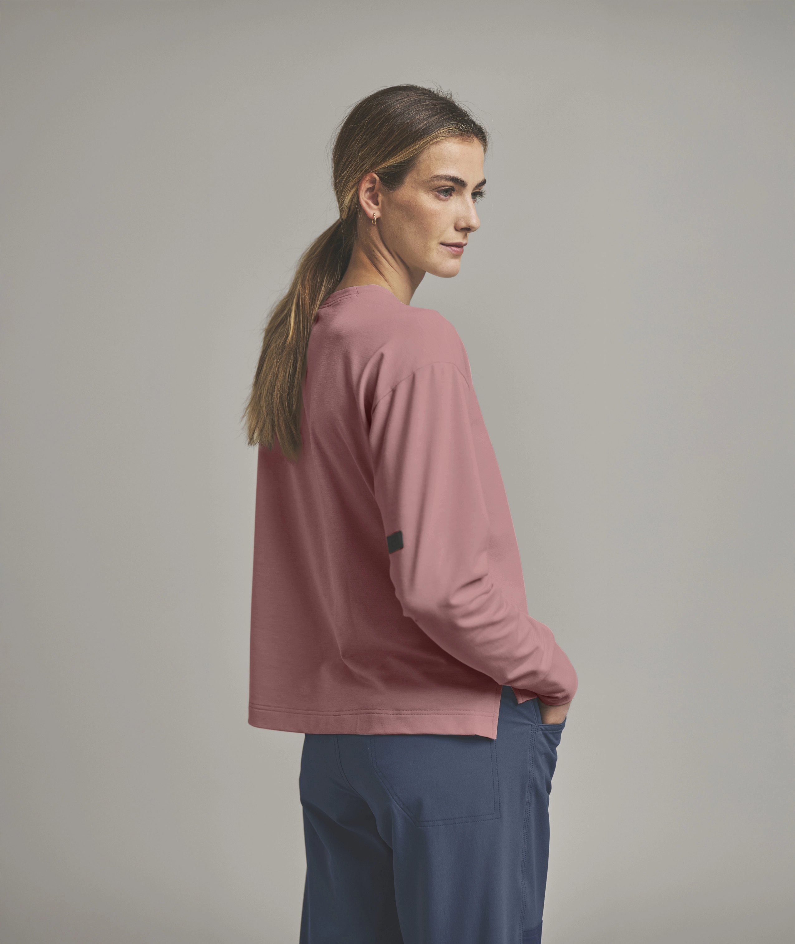87126-35401-AFFINITY_CREW_NECK_W-D-02.jpg 87126-35401-AFFINITY_CREW_NECK_W-D-02.jpg, pink top, long sleeve, cropped sweater, back view, blue pants