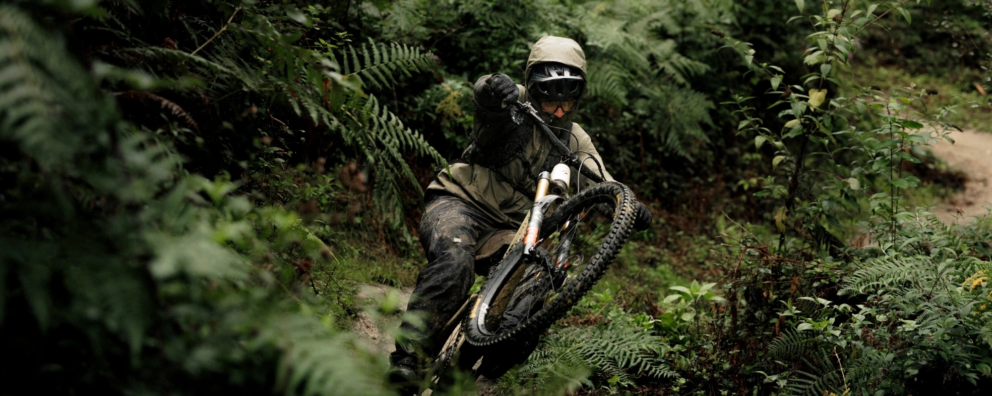 ORTOVOX_Header_Bike_w2627_Desktop mountain bike, cyclist, muddy, full-face helmet, off-road