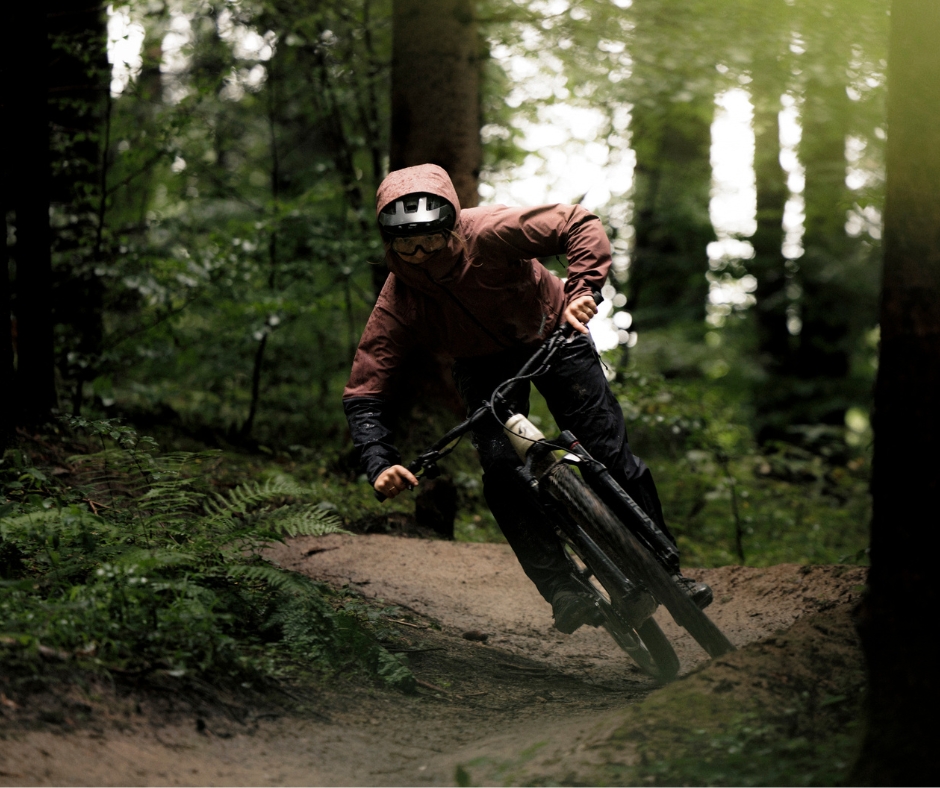 ORTOVOX_Startseite_Teaser_Bike mountain bike, cyclist, downhill, trail, forest