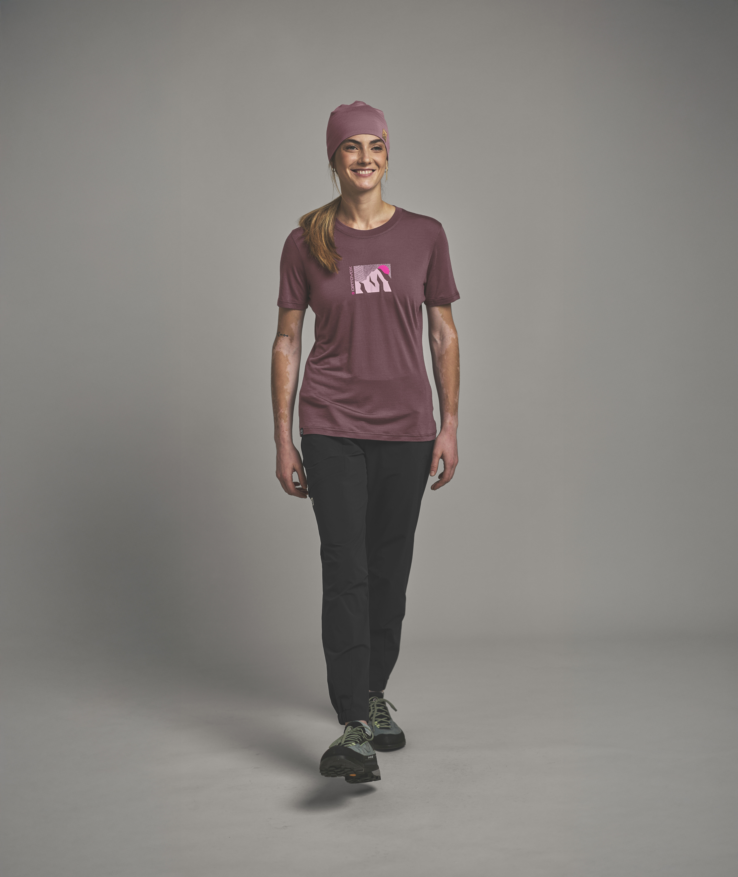 67028-150_COOL_BEANIE-D-02.jpg, t-shirt, short sleeve, maroon, logo, pants
