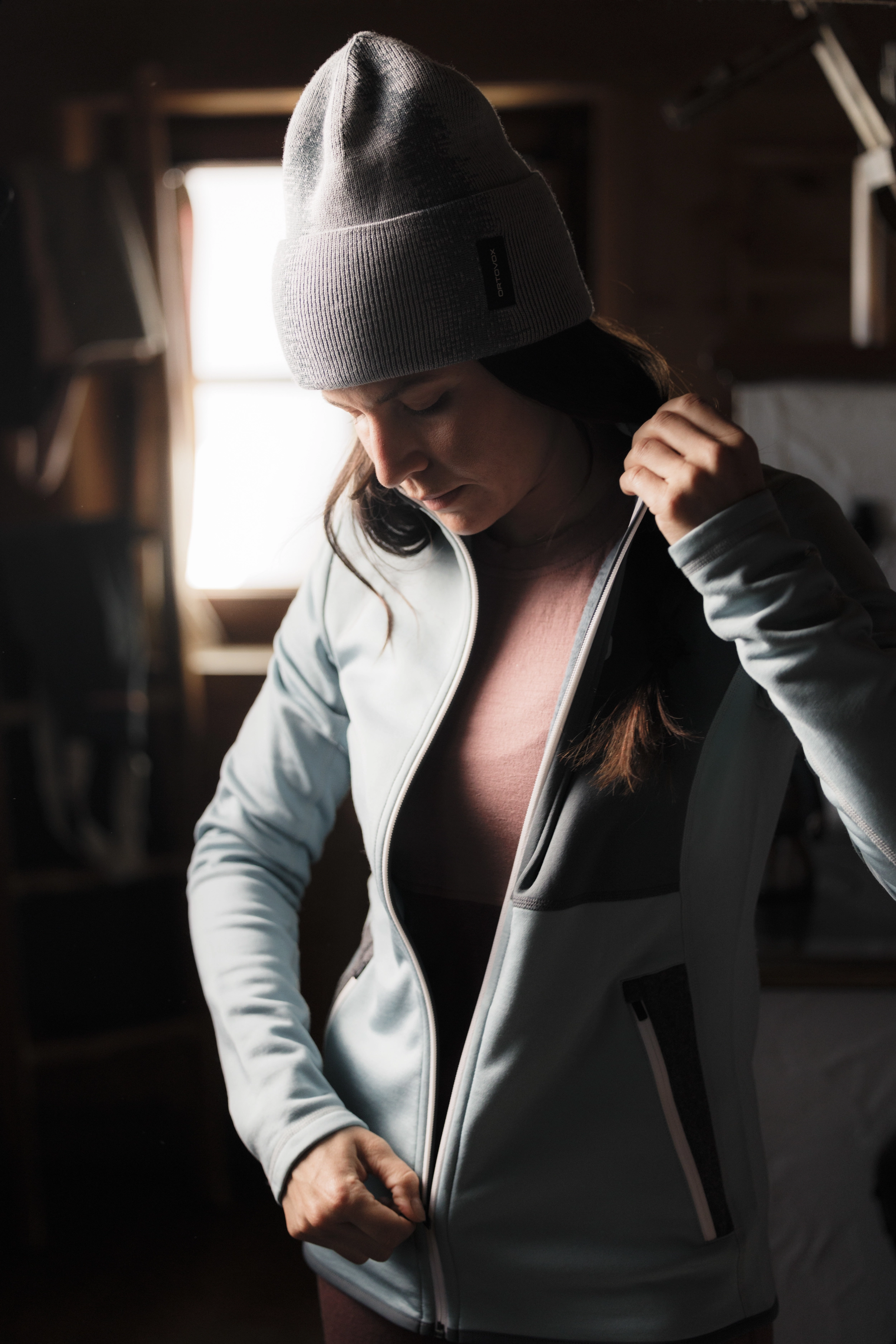 N5A2389_BASELAYER_WS2526_Fgen_MaxDraeger_MedRes beanie, hoodie, fleece, jacket, pocket