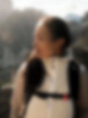 260722_26_SALE_Social_Keyvisual_Startseite_mobile_300x400_KRS_V1 backpack, outerwear, white, black strap, blurred background