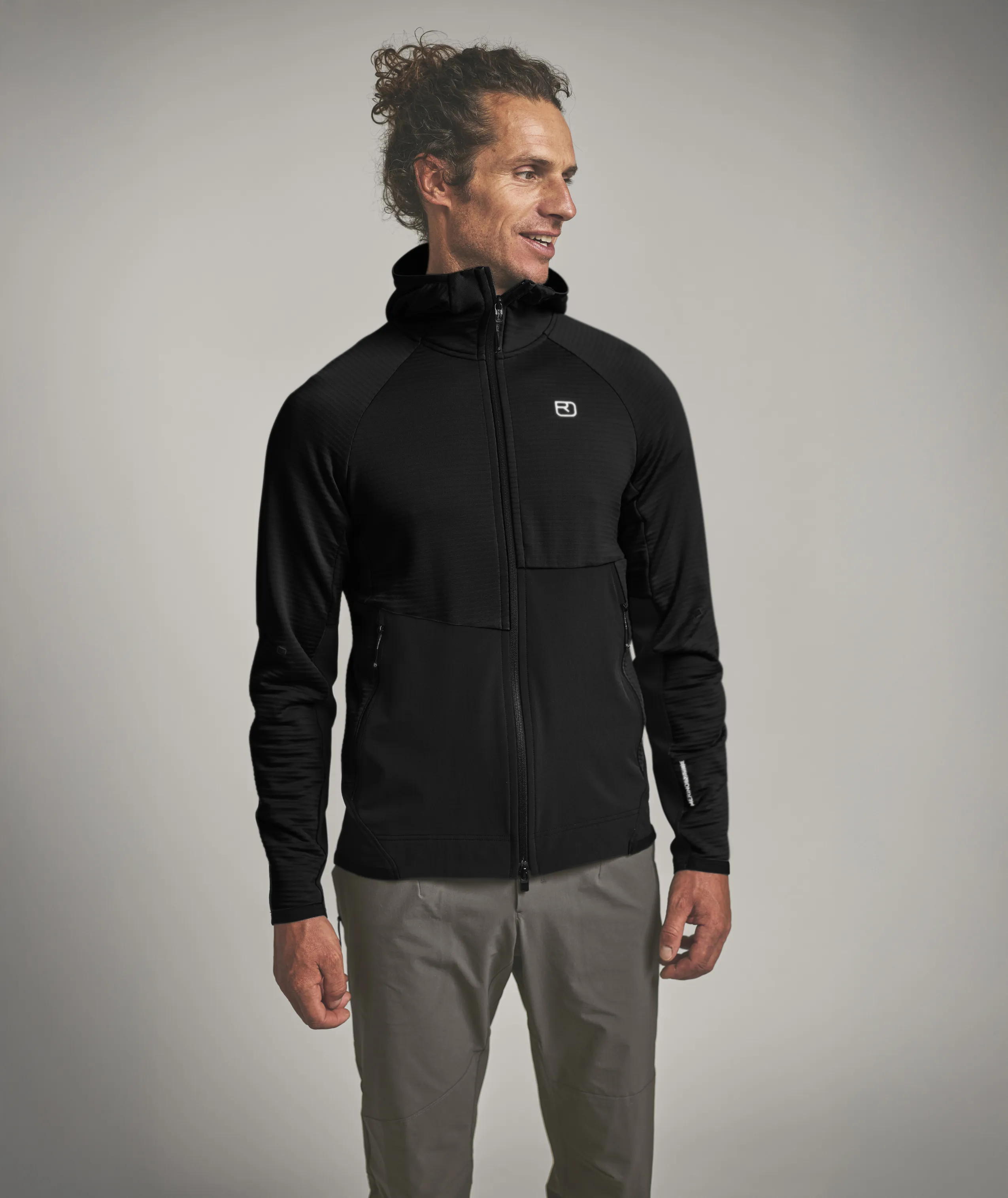 87312-90201-FLEECE_RIB_HOODY_M-D-02.jpg 87312-90201-FLEECE_RIB_HOODY_M-D-02.jpg, hiking jacket, softshell, black, zipper, hooded