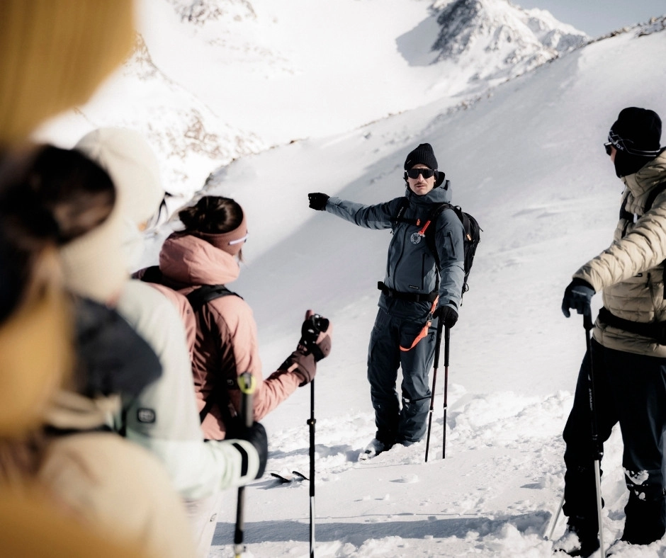 B2B_Service_Hub_Mobile skiing, snow, mountains, outdoor, hikers