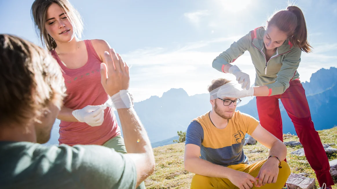 V8A4675_FirstAid_S19_Dolomiten_HansiHeckmair_MidRes V8A4675_FirstAid_S19_Dolomiten_HansiHeckmair_MidRes