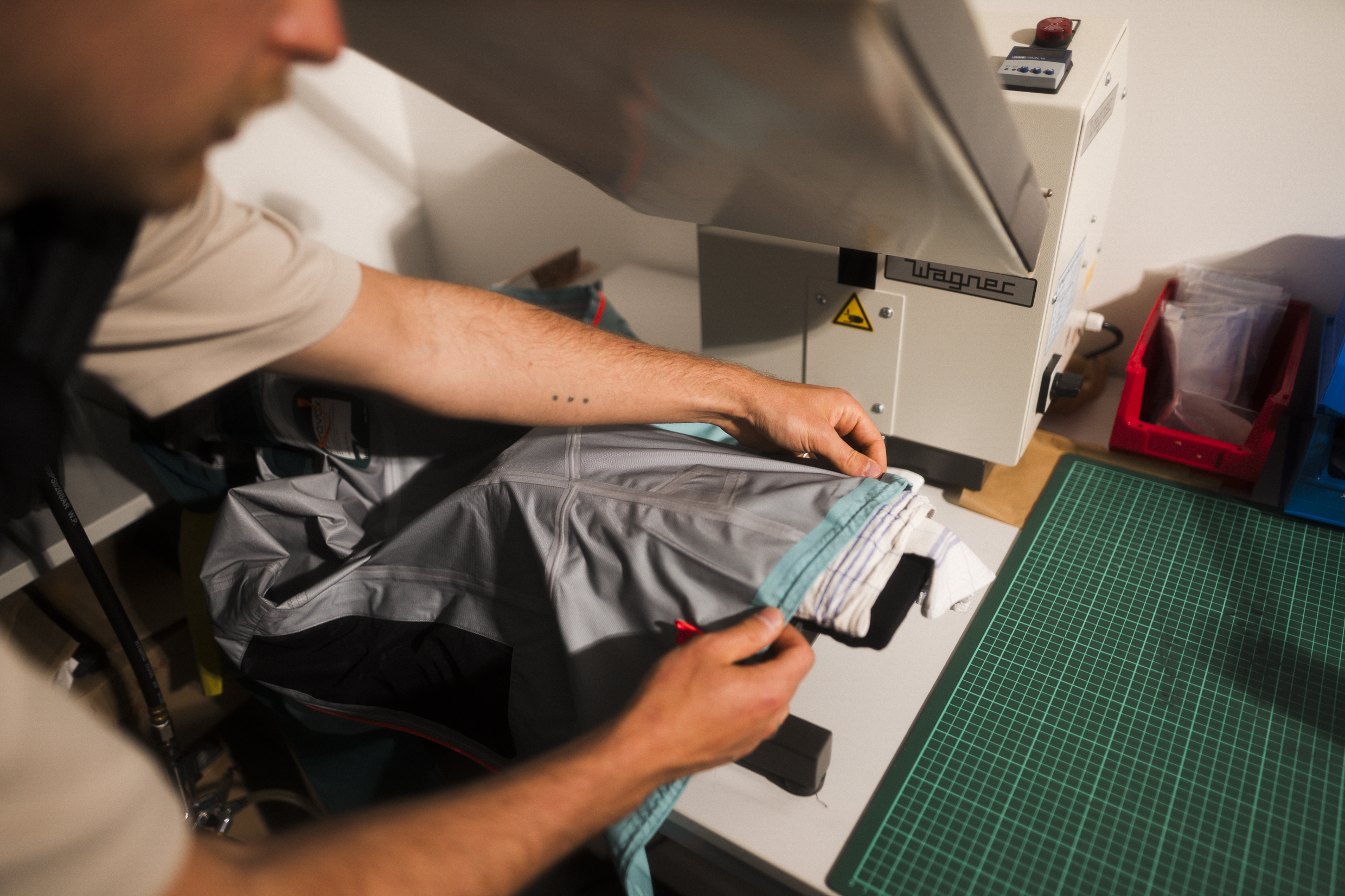 250514_Ortovox_Secondlife_HighRes_TomKieslichMediaDSC00677 Adult, Male, Man, Person, Table