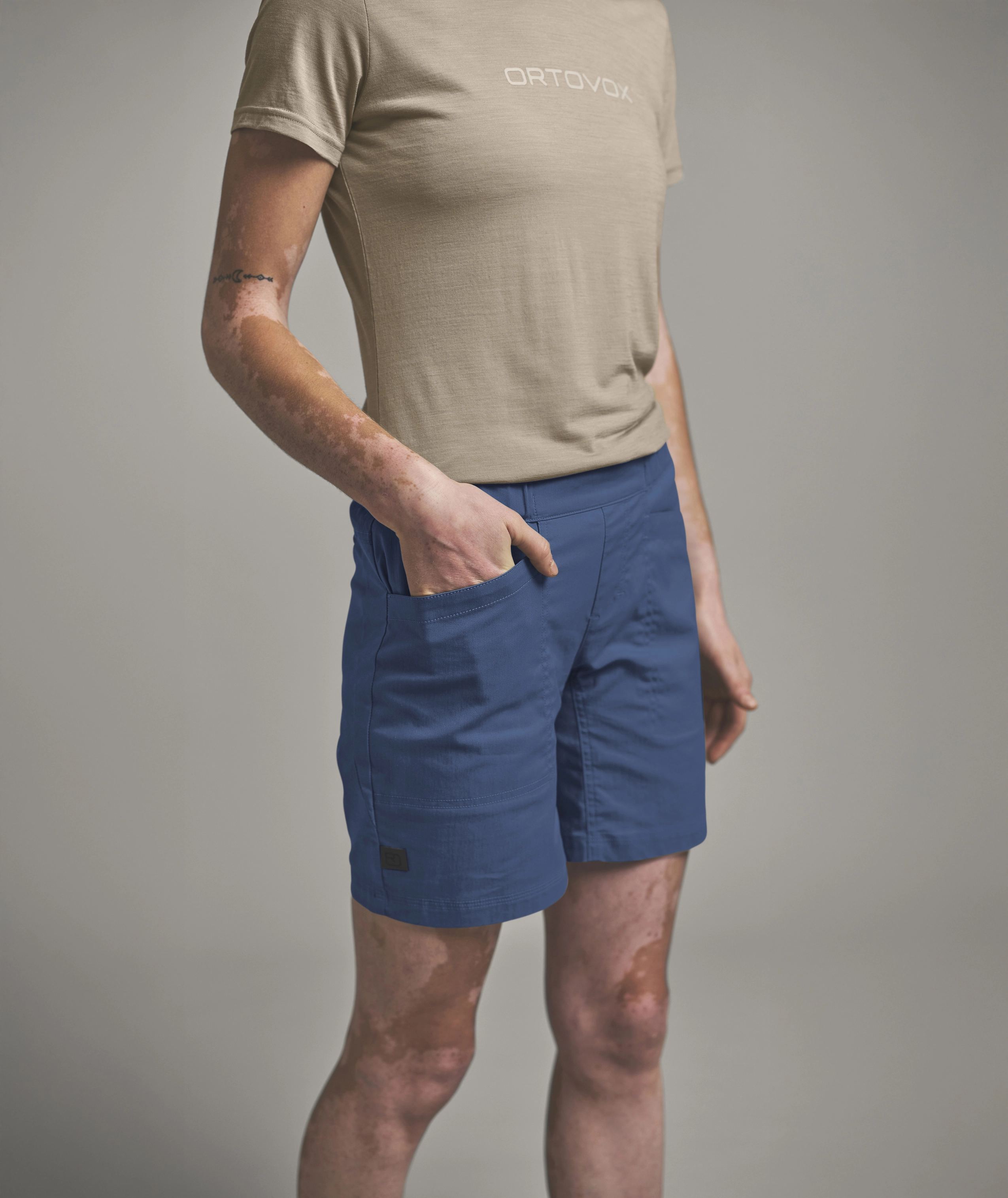AFFINITY SHORTS W t-shirt, beige, shorts, blue, pocket
