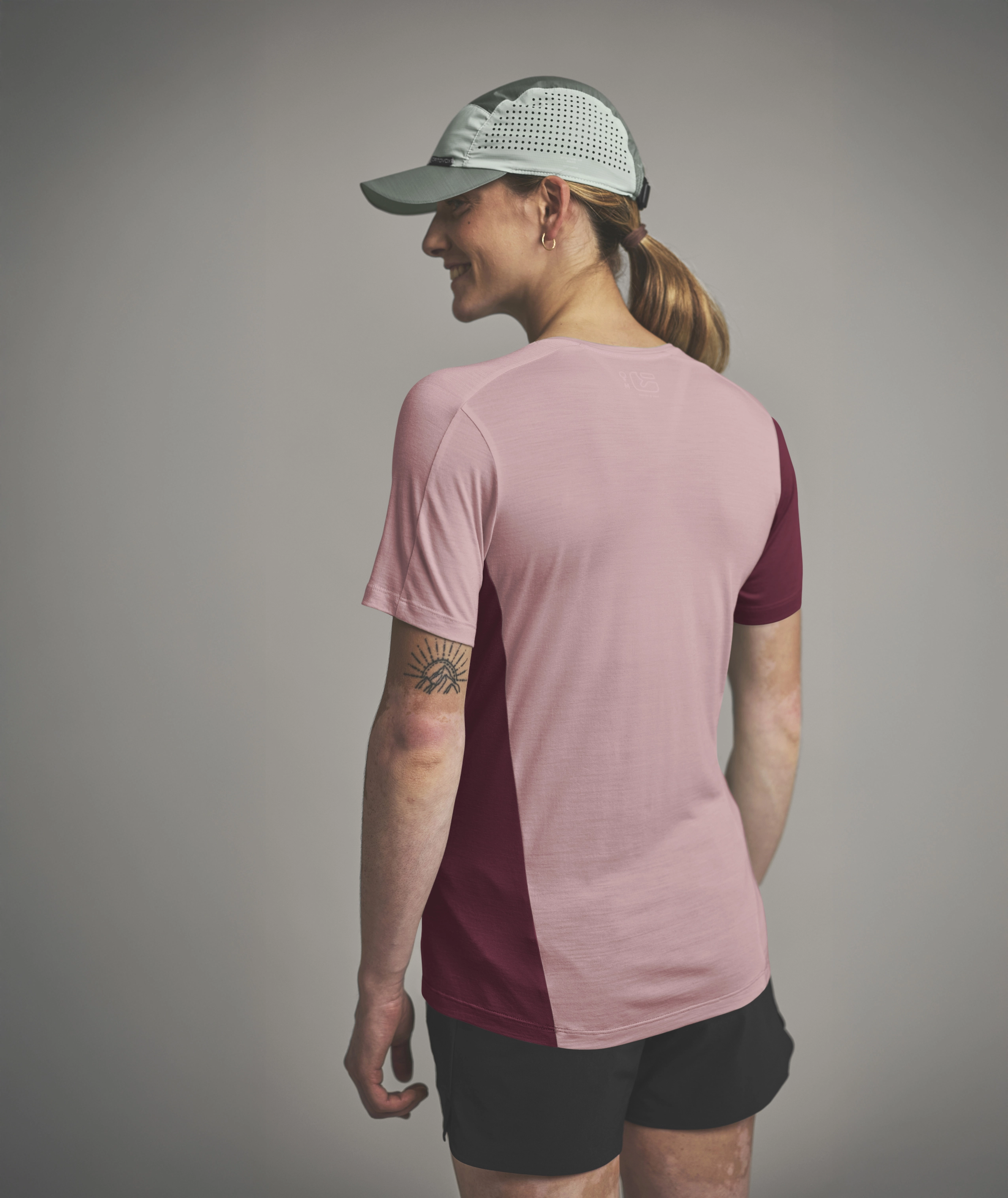 88068-36201-120_COOL_TEC_FAST_UPWARD_TS_W-D-03.jpg 88068-36201-120_COOL_TEC_FAST_UPWARD_TS_W-D-03.jpg, t-shirt, short sleeves, pink, color-block, back view