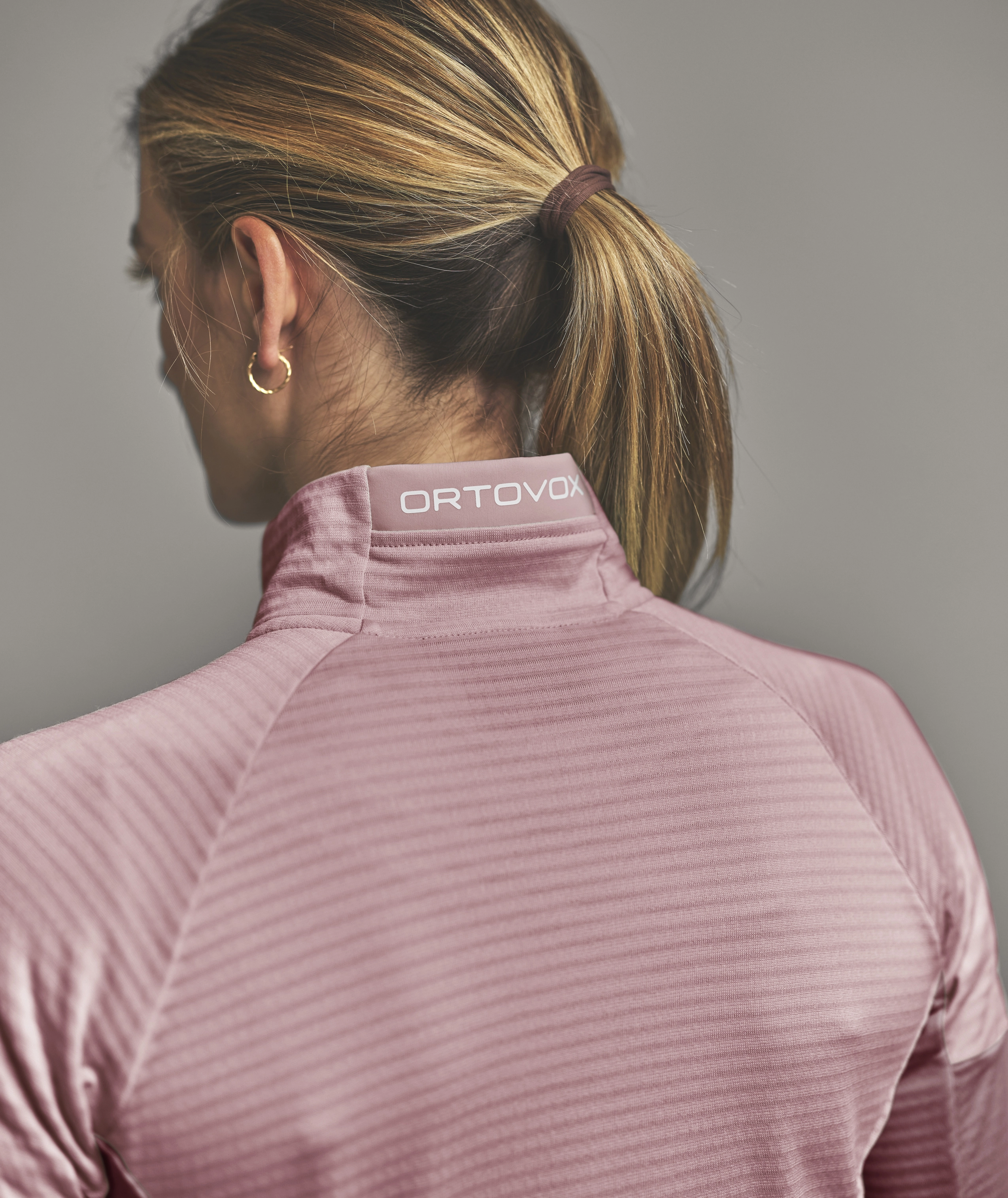 87108-35501-FLEECE_LIGHT_GRID_JACKET_W-D-05.jpg 87108-35501-FLEECE_LIGHT_GRID_JACKET_W-D-05.jpg, pink, jacket, collar, ribbed, ponytail