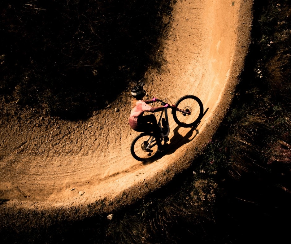 ORTOVOX_SBU_Mountainbike Free bicycle, cyclist, off-road, dirt trail, curve