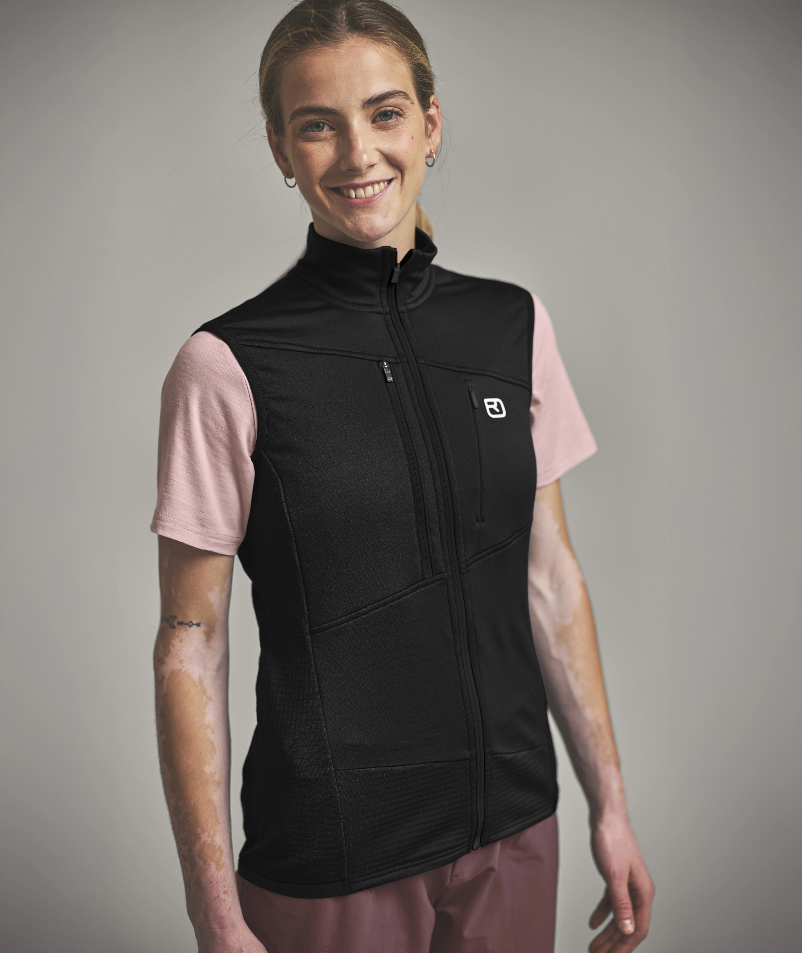 87206-90201-FLEECE_GRID_VEST_W-D-01.jpg 87206-90201-FLEECE_GRID_VEST_W-D-01.jpg