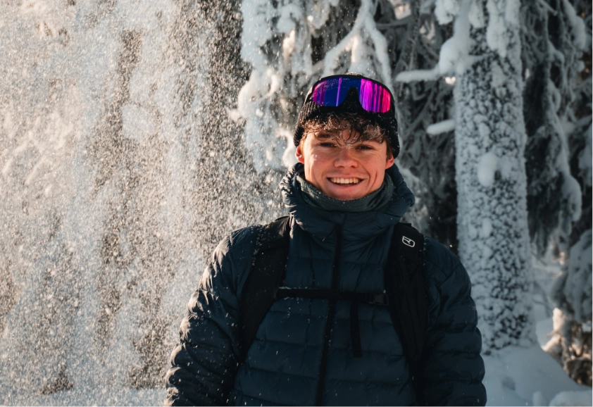 Bildlaufgruppe 3 winter jacket, puffer coat, snow, sunglasses, backpack