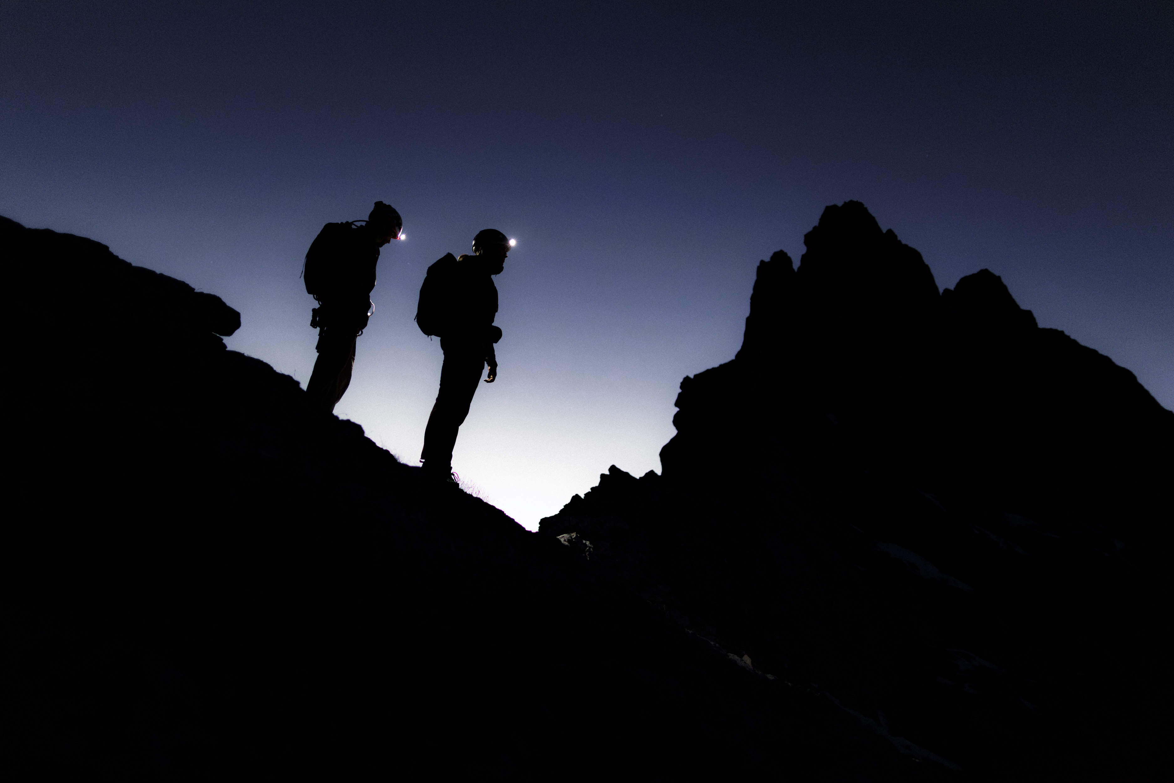 DA_4706_TRAD_SS26_Schsselkar_MaxDraeger_MedRes mountain, silhouette, hikers, night, backpack