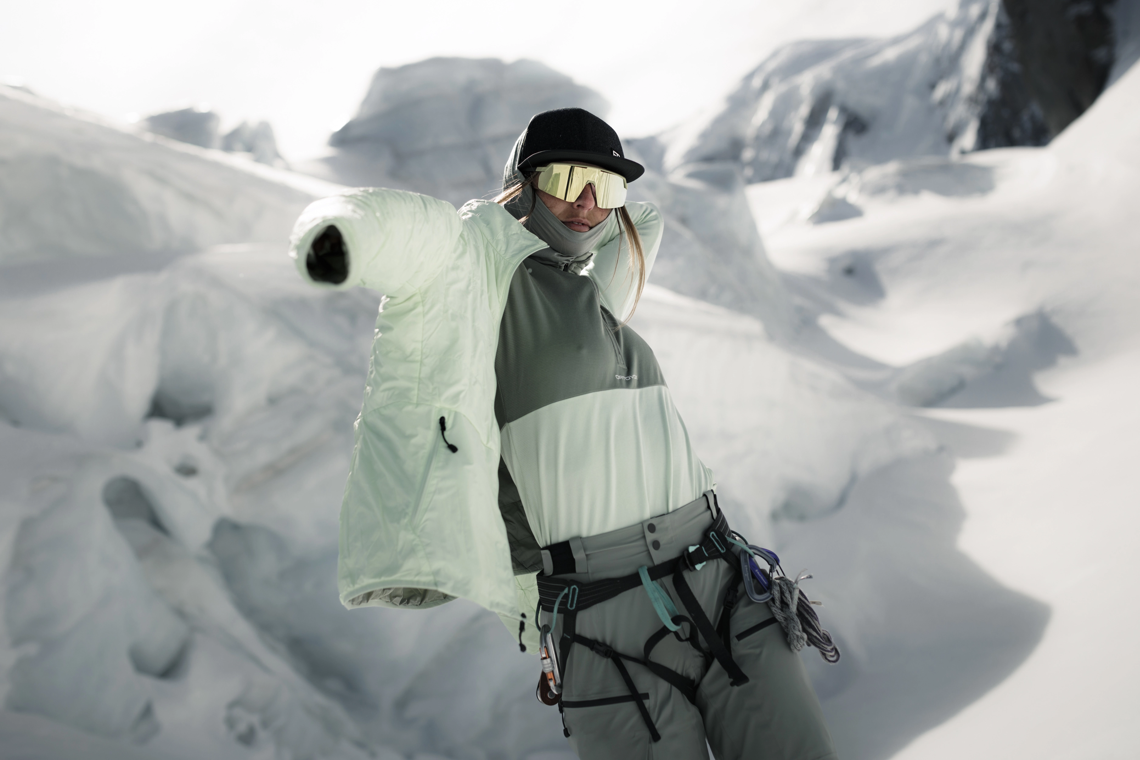 DB_6762_SKITOUR_WS2627_Charmonix_MaxDraeger_MedRes skiing, snow, jacket, goggles, belts