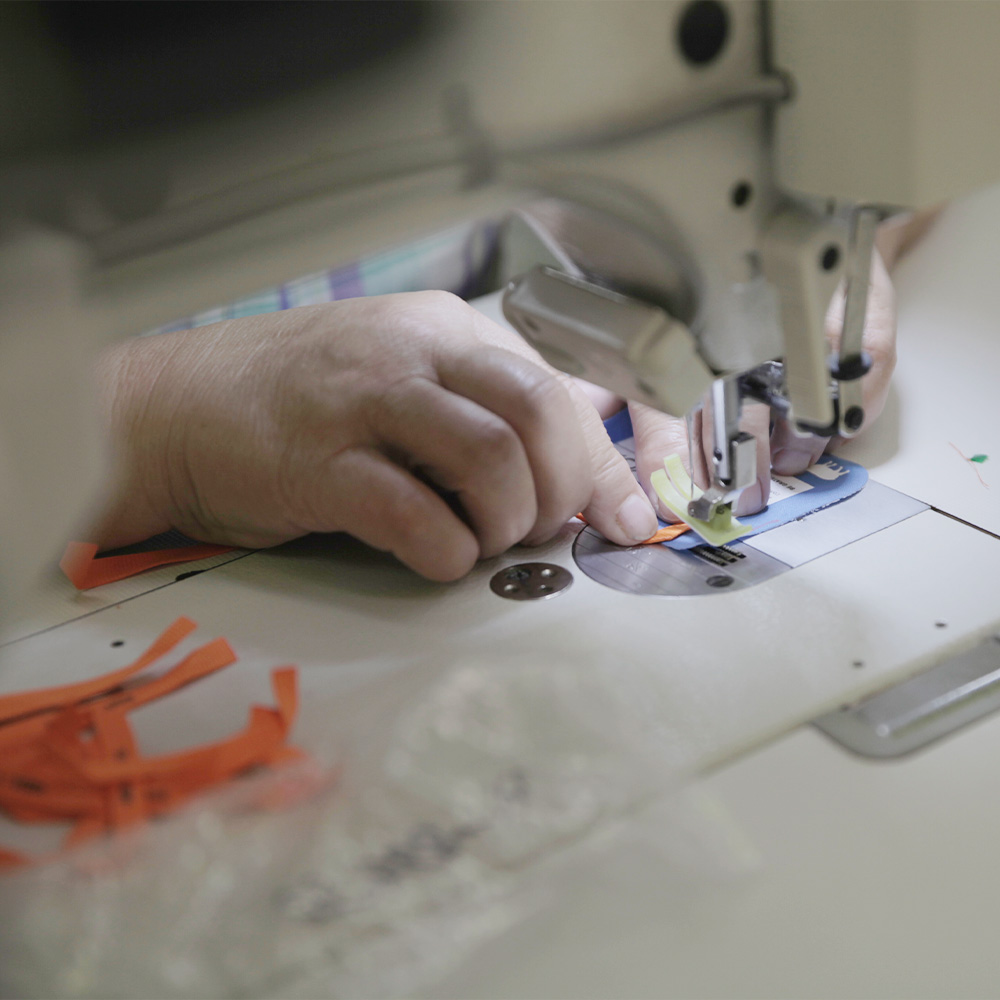 250902_Protact_SozVerantwortung_SystVeraenderung_Mobil_1000x1000_CWI Body Part, Finger, Hand, Person, Sewing