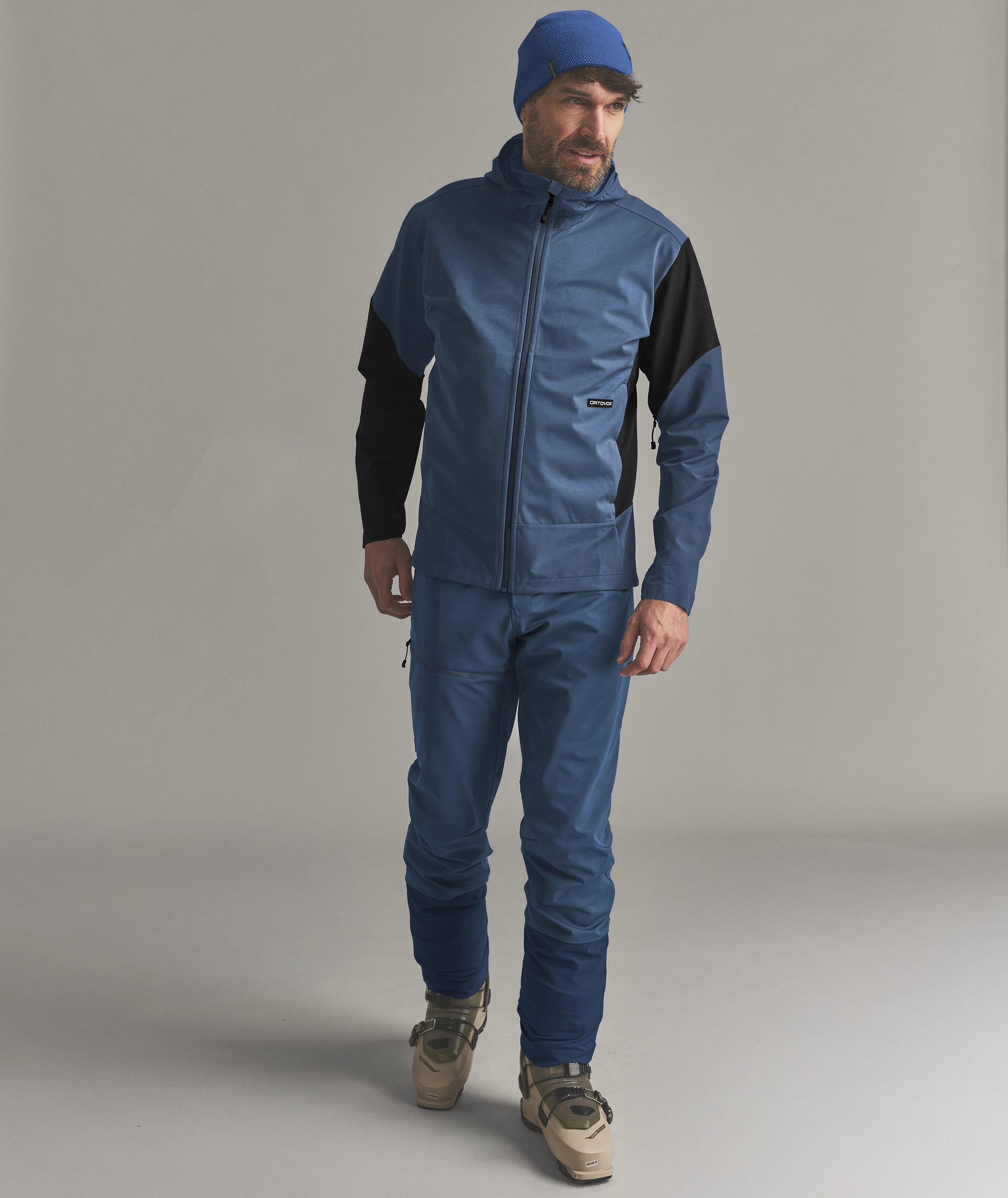 ROCK’N'WOOL BEANIE softshell jacket, blue jacket, black color blocks, hiking pants, beige boots